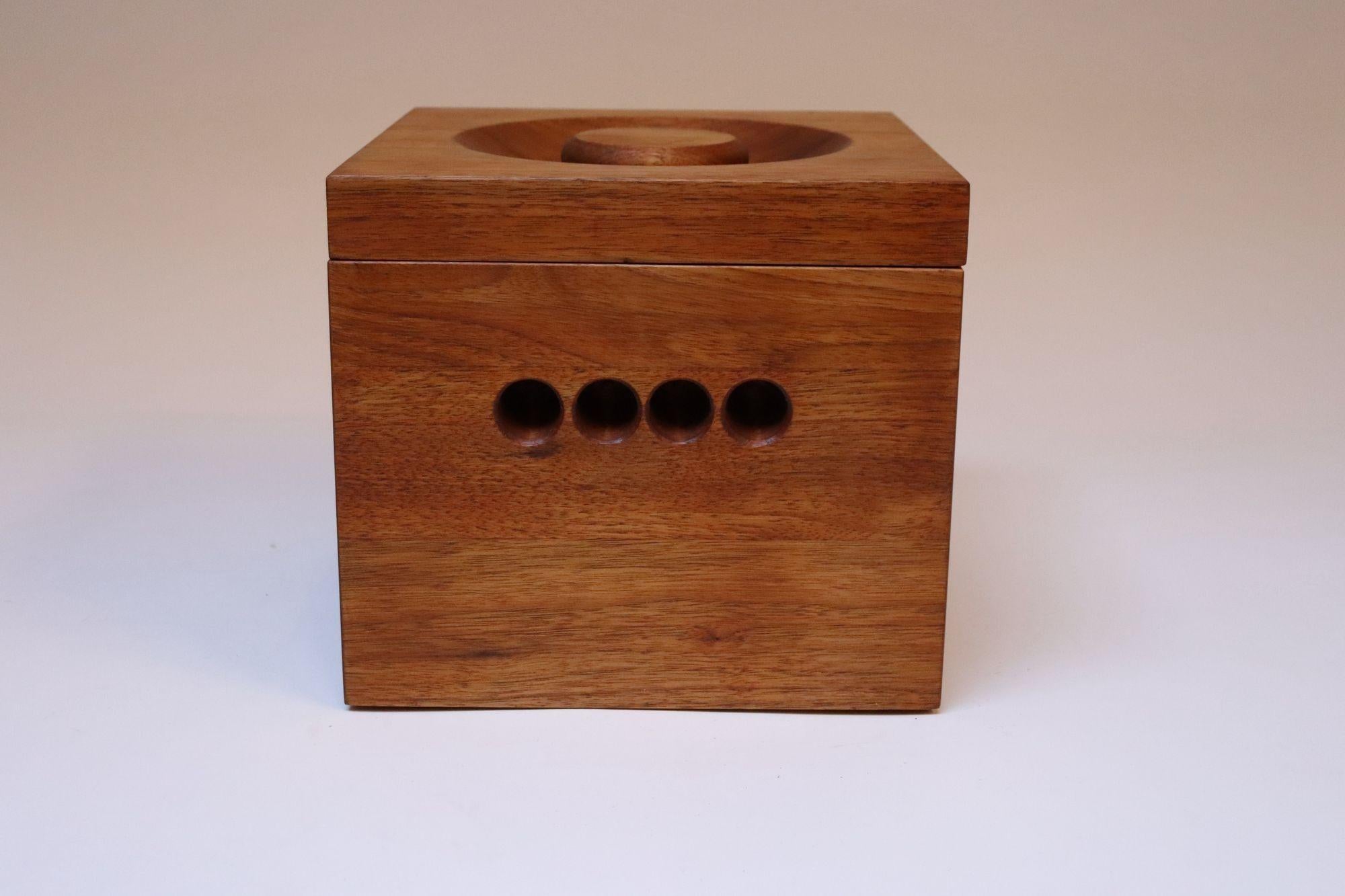 Mid-Century moderno Secchiello per il ghiaccio isolato in legno di Butternut di JK Adams in vendita