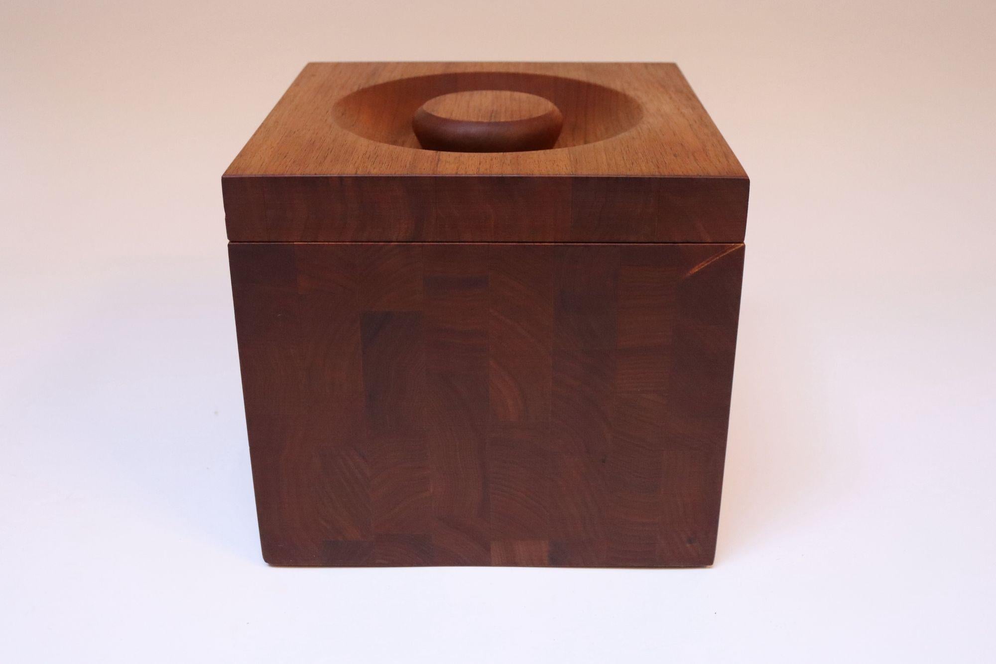Metà XX secolo Secchiello per il ghiaccio isolato in legno di Butternut di JK Adams in vendita