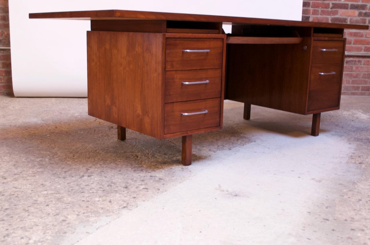 Midcentury American Modern Jens Risom Walnut Executive Desk In Good Condition In Brooklyn, NY