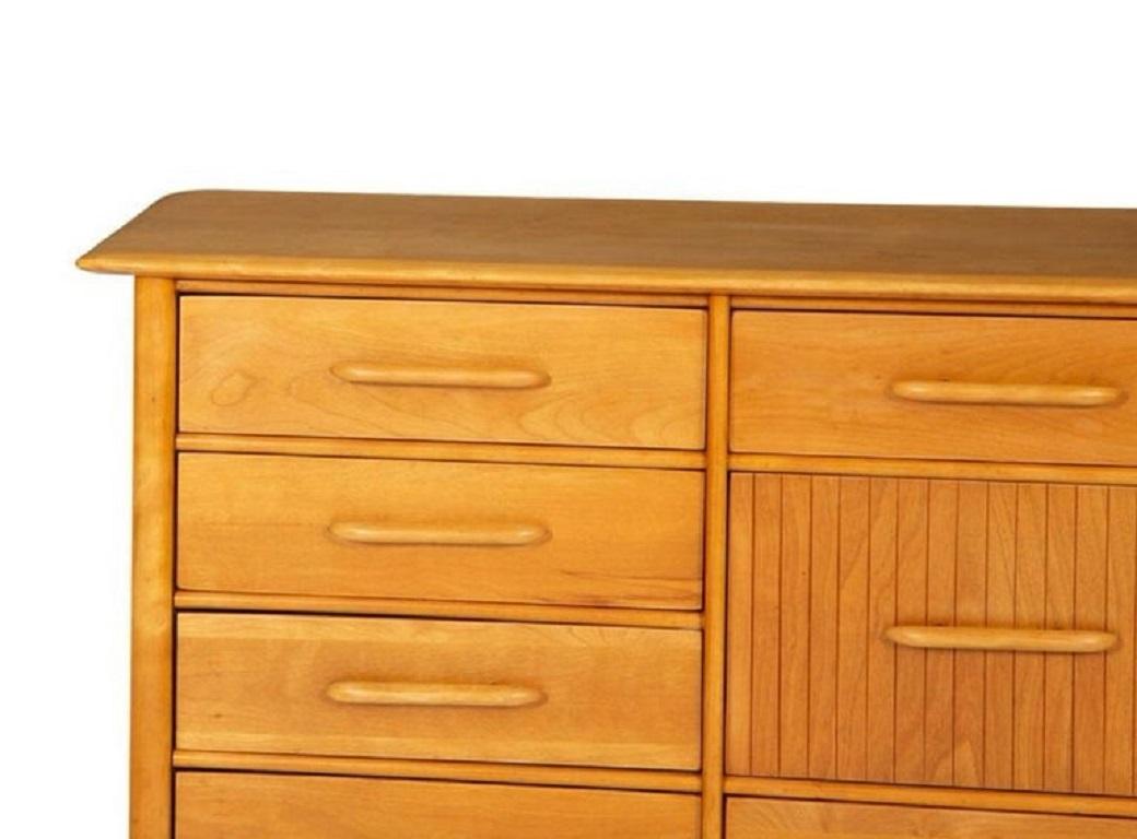Americano Comò in acero massiccio a 11 cassetti della metà del secolo scorso, moderno e basso. in vendita