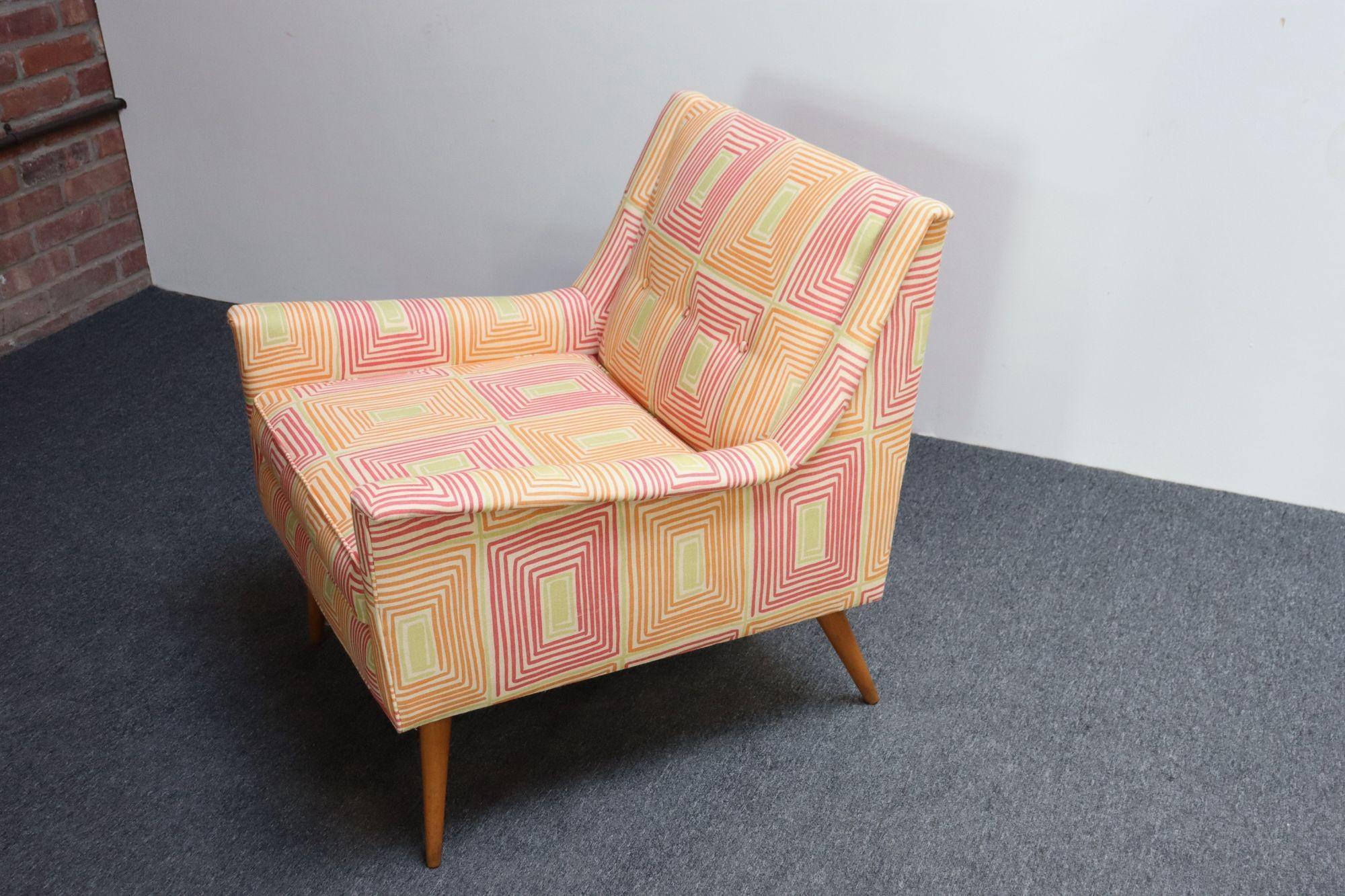 Chaise de salon/slip moderne du milieu du siècle qui a été refaite dans une tapisserie géométrique vibrante par Mona Hajj Interiors il y a environ cinq ans (ca. 1960s, USA). Le tissu est utilisable tel quel, bien qu'un tissu moins chargé