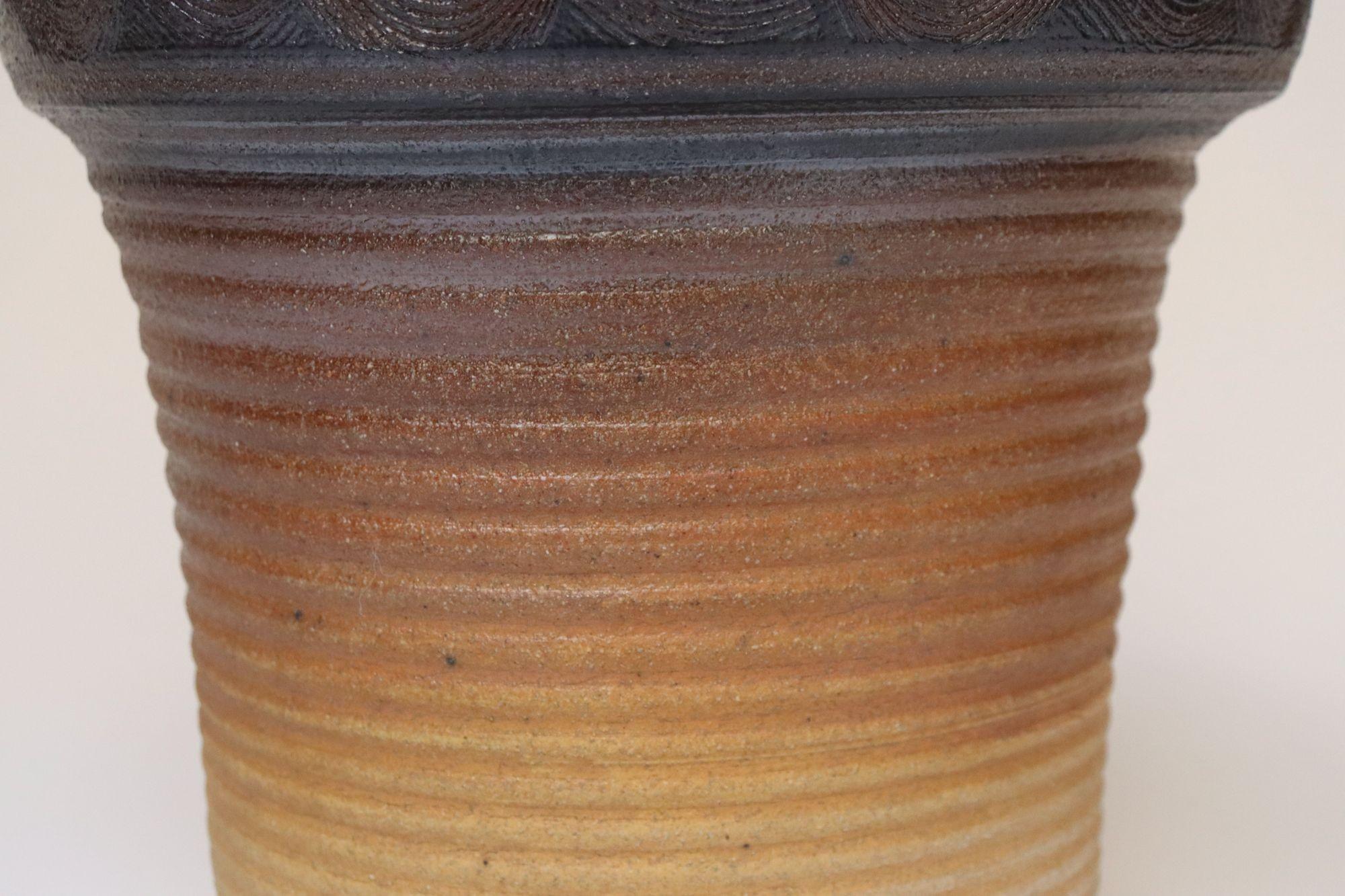 Vaso in ceramica Studio Pottery di Deanna Nichols, metà del secolo scorso. in vendita 4