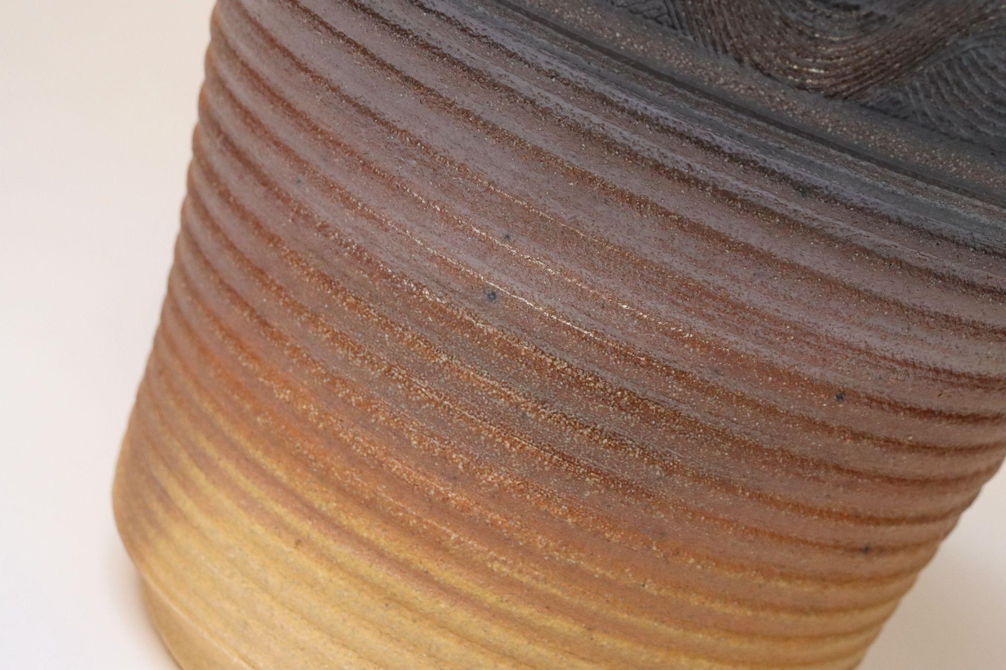 Vaso in ceramica Studio Pottery di Deanna Nichols, metà del secolo scorso. in vendita 5