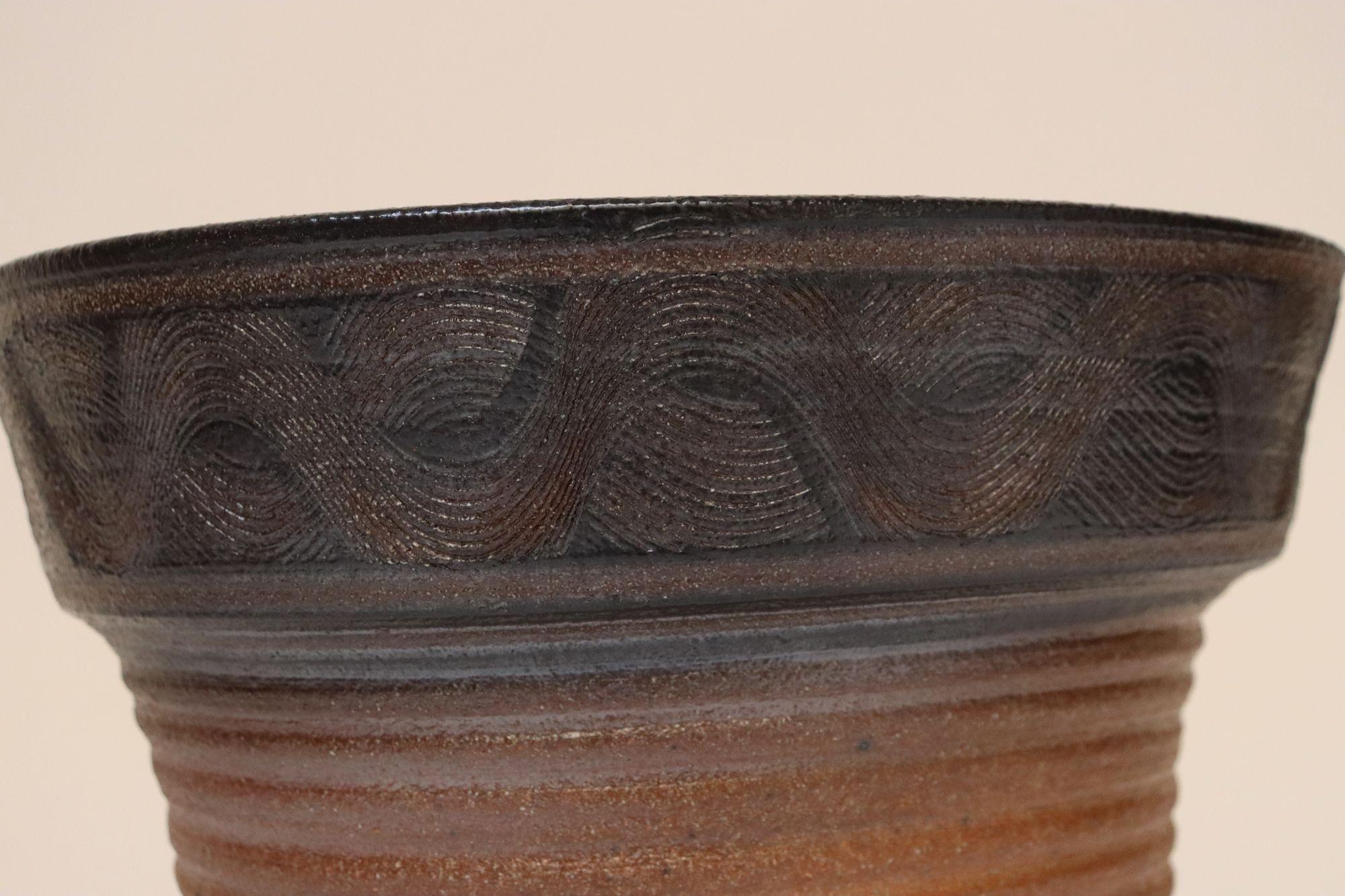 Vaso in ceramica Studio Pottery di Deanna Nichols, metà del secolo scorso. in vendita 6