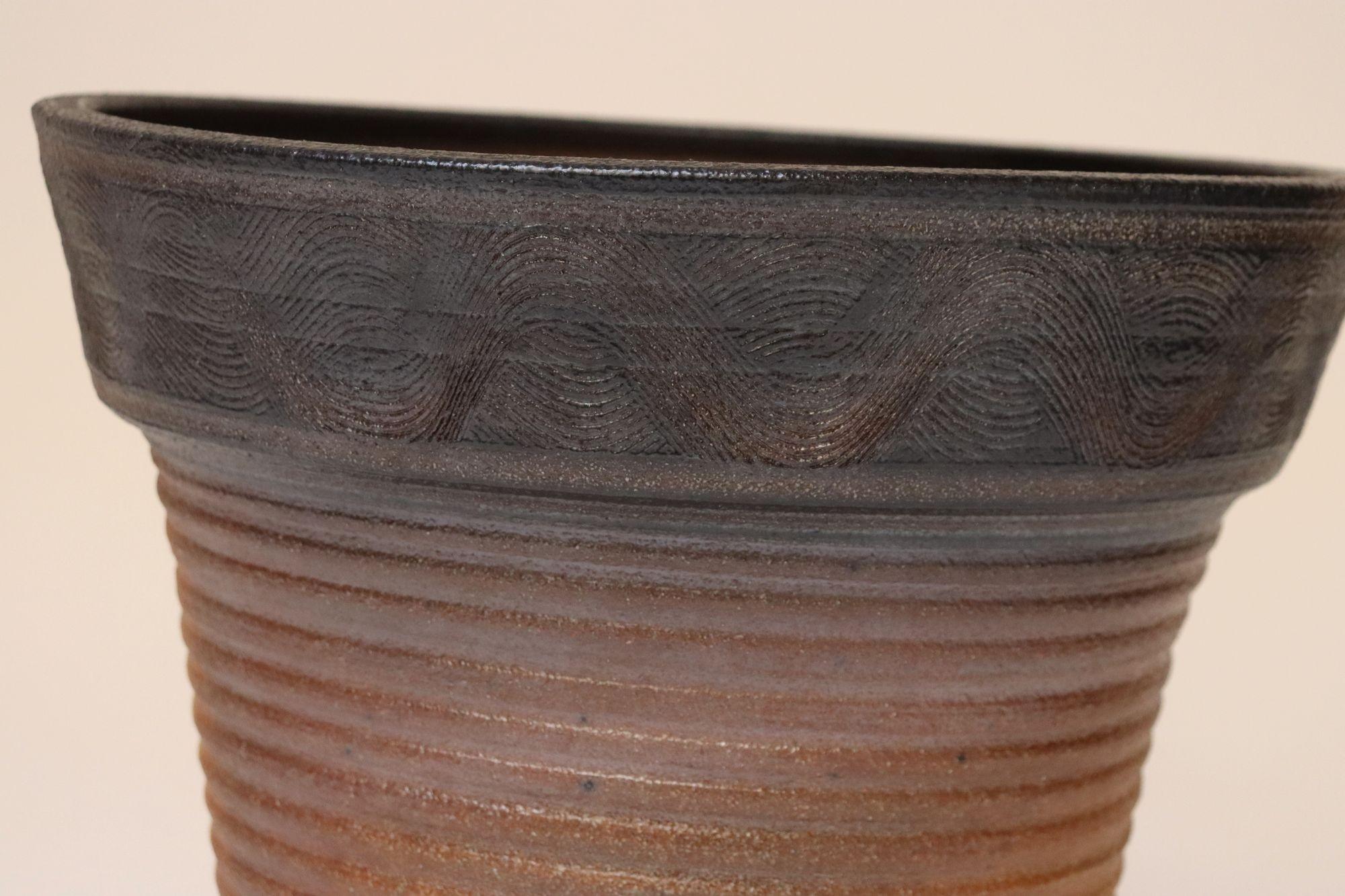 Vaso in ceramica Studio Pottery di Deanna Nichols, metà del secolo scorso. in vendita 7