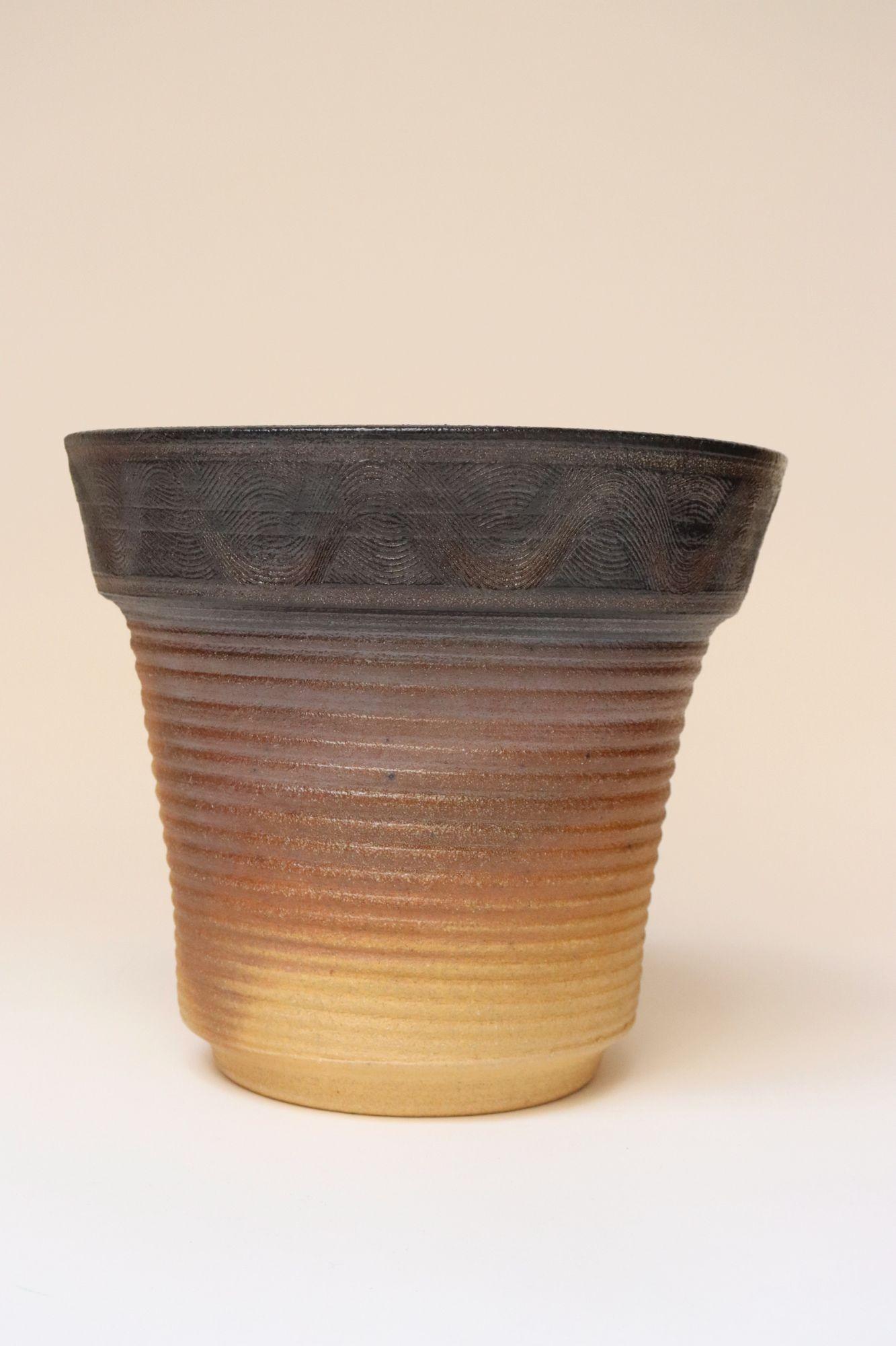 Impressionante fioriera/vaso in ceramica della ceramista Deanna Nichols (nata nel 1942-2017, Missouri).
Con un BFA al Kansas City Art Institute (1965) e un MFA alla Claremont Graduate University in California (1967), Nichols si è formato a livello