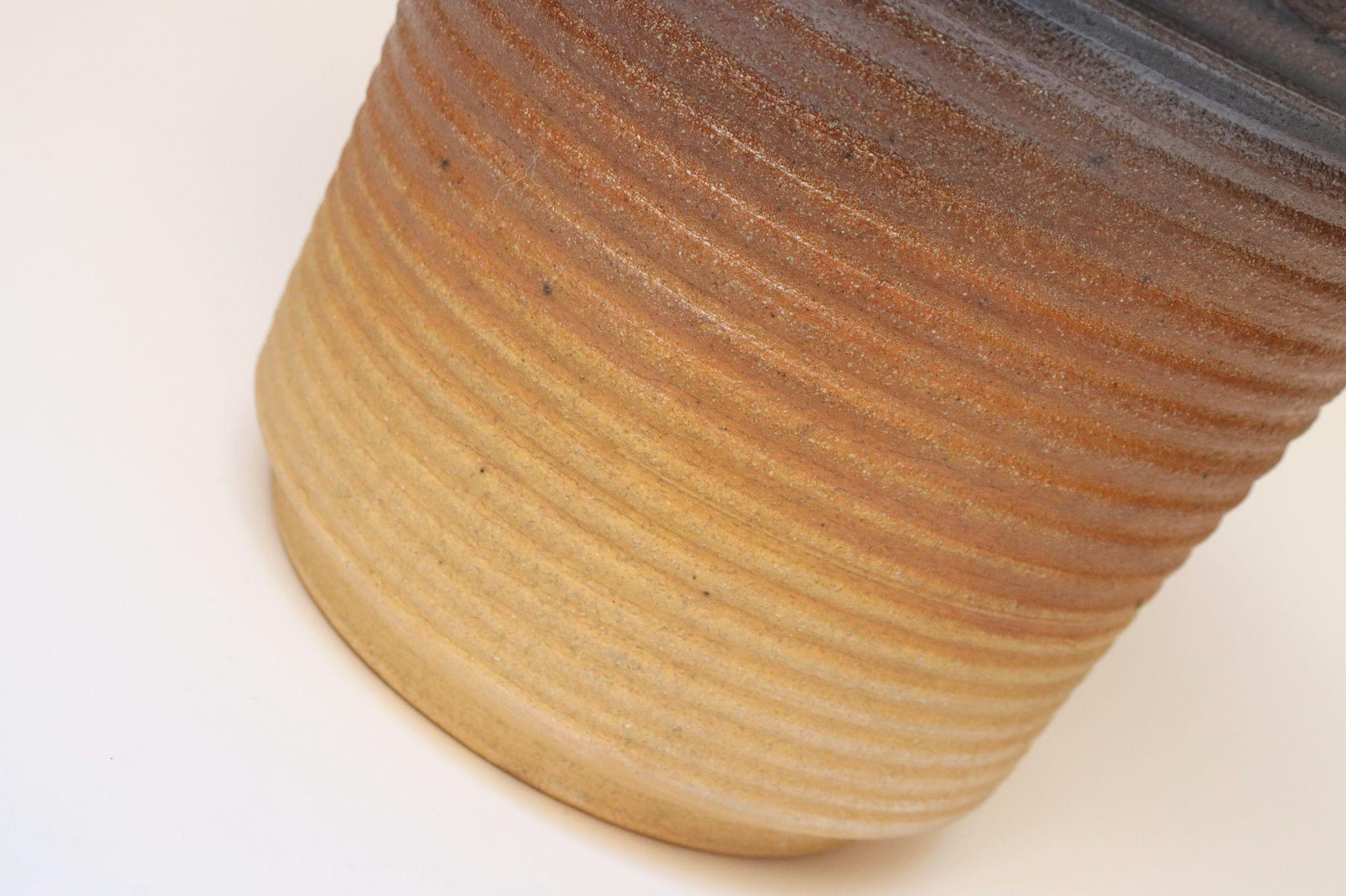 Vaso in ceramica Studio Pottery di Deanna Nichols, metà del secolo scorso. in vendita 2