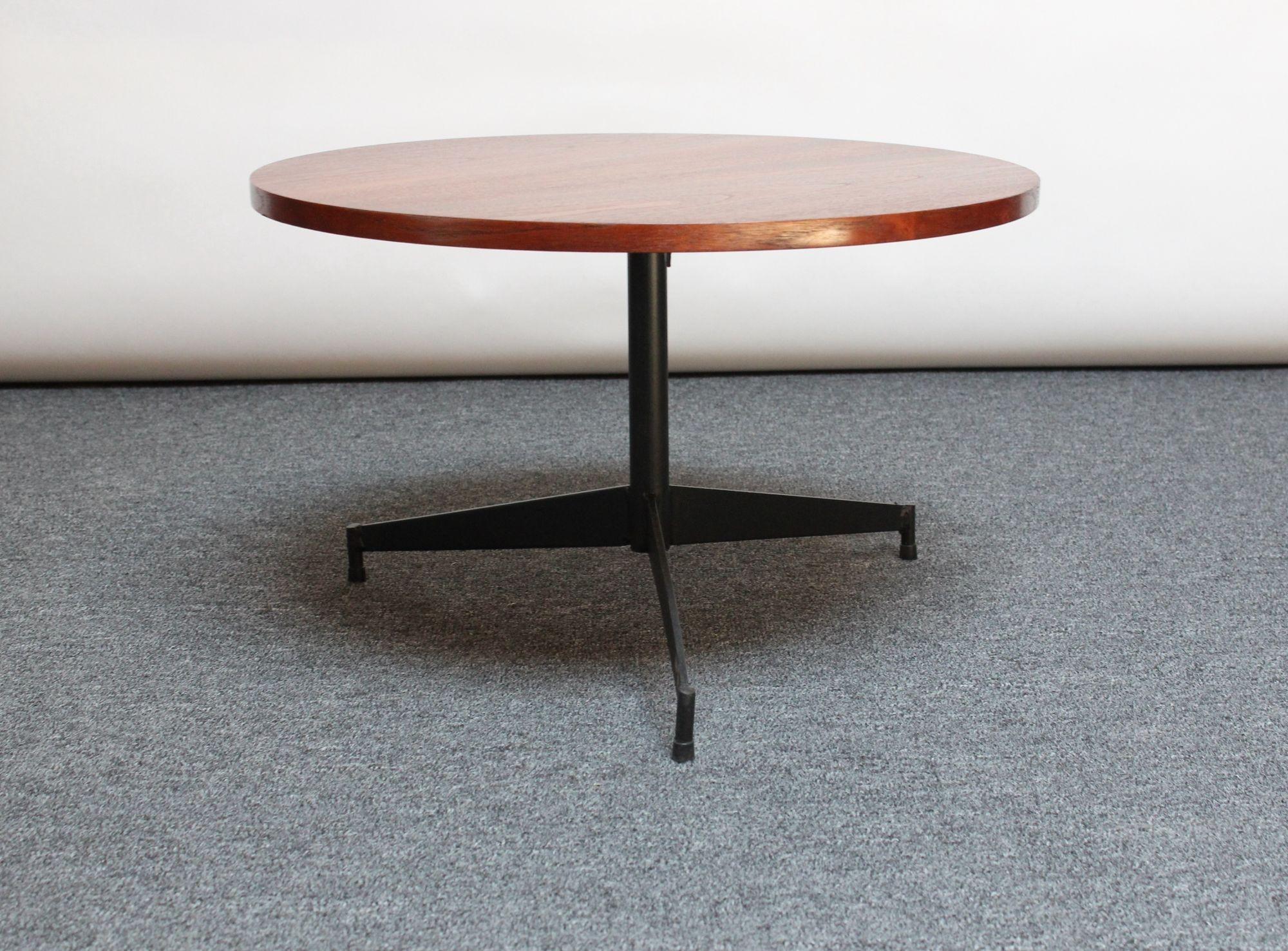 Low Mid-Century Modern accent / side table with circular walnut top supported by iron tripod base retaining its original feet (ca. 1950s, USA). Design reminiscent of the 'cigarette' table by Paul Mccobb, though designer is unknown.
Measures: height: