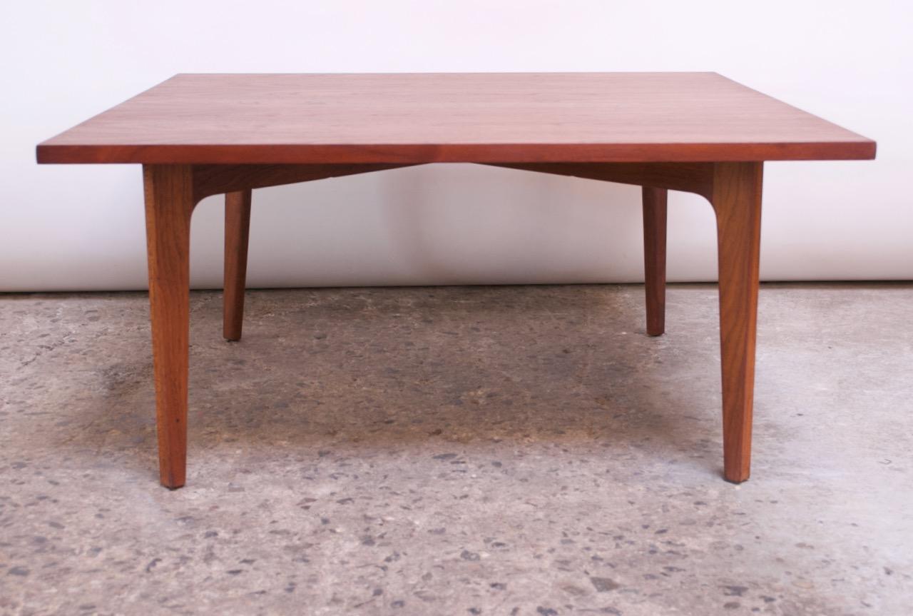 Midcentury American Modern Square Coffee Table in Walnut In Good Condition In Brooklyn, NY