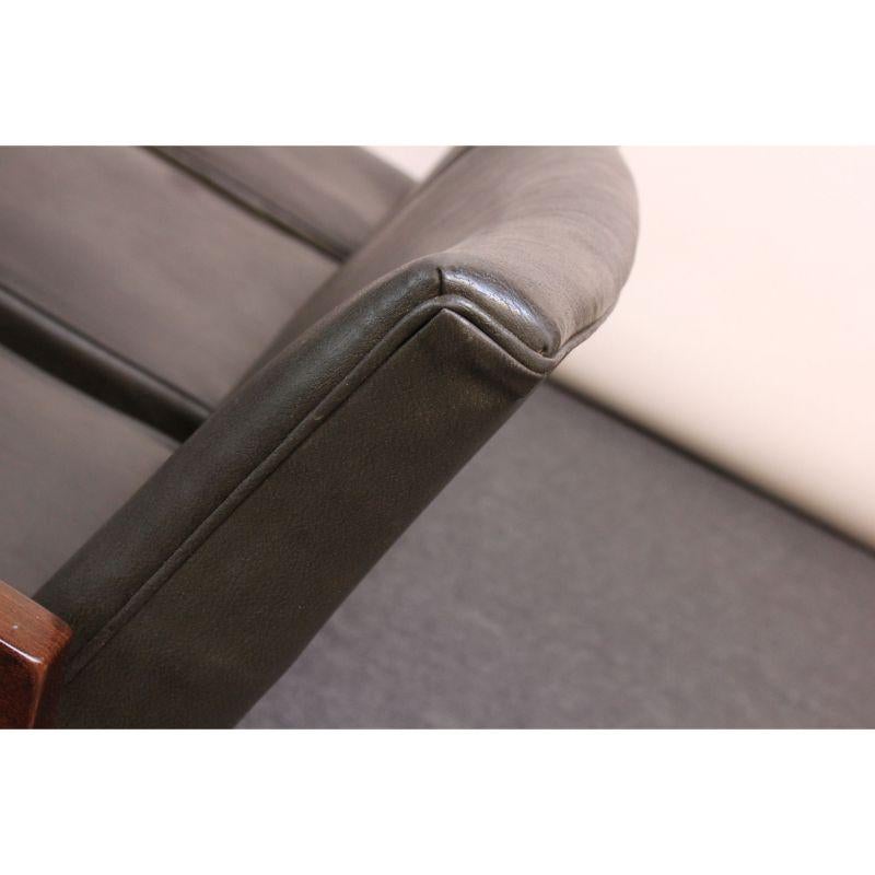 Banc à trois places en noyer de style américain moderne du milieu du siècle dernier en vente 8