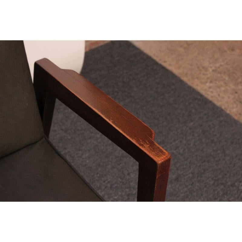 Banc à trois places en noyer de style américain moderne du milieu du siècle dernier en vente 10