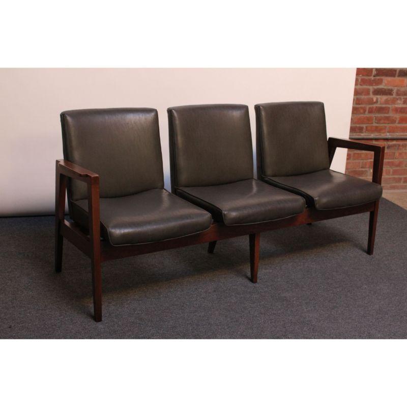 American Modernist three-seat bench with walnut frame and vinyl upholstery (ca. 1950s, USA).
Minimal design with clean lines and sharp profile.
The original vinyl which appears army green or charcoal, light depending, is in good, vintage condition