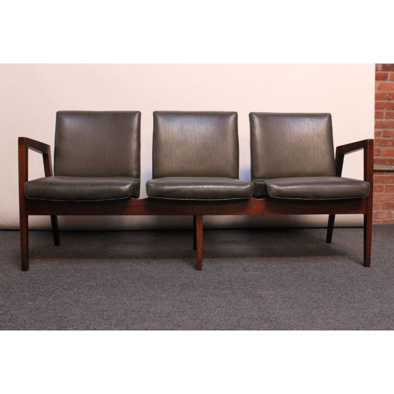 Mid-Century Modern Banc à trois places en noyer de style américain moderne du milieu du siècle dernier en vente