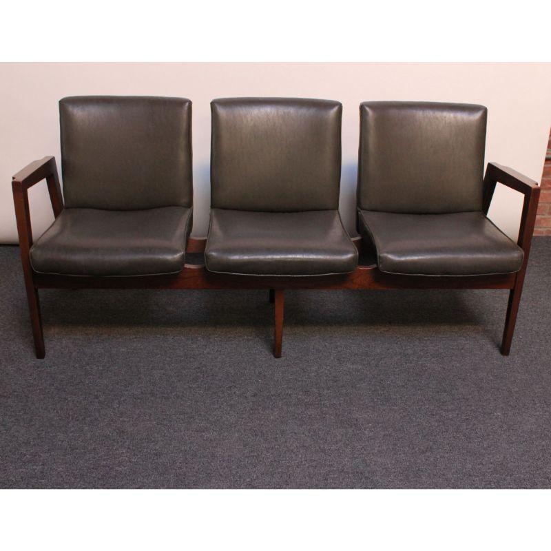 Américain Banc à trois places en noyer de style américain moderne du milieu du siècle dernier en vente