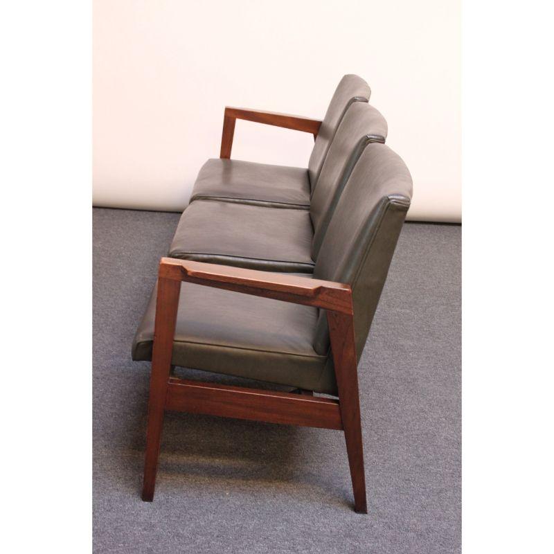 Naugahyde Banc à trois places en noyer de style américain moderne du milieu du siècle dernier en vente