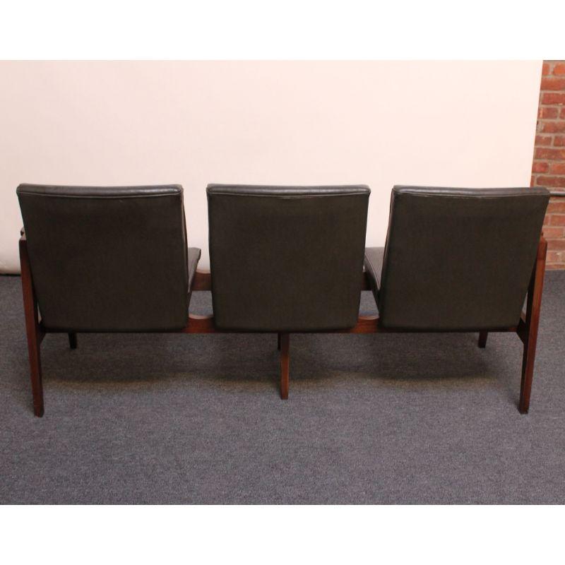 Banc à trois places en noyer de style américain moderne du milieu du siècle dernier en vente 2