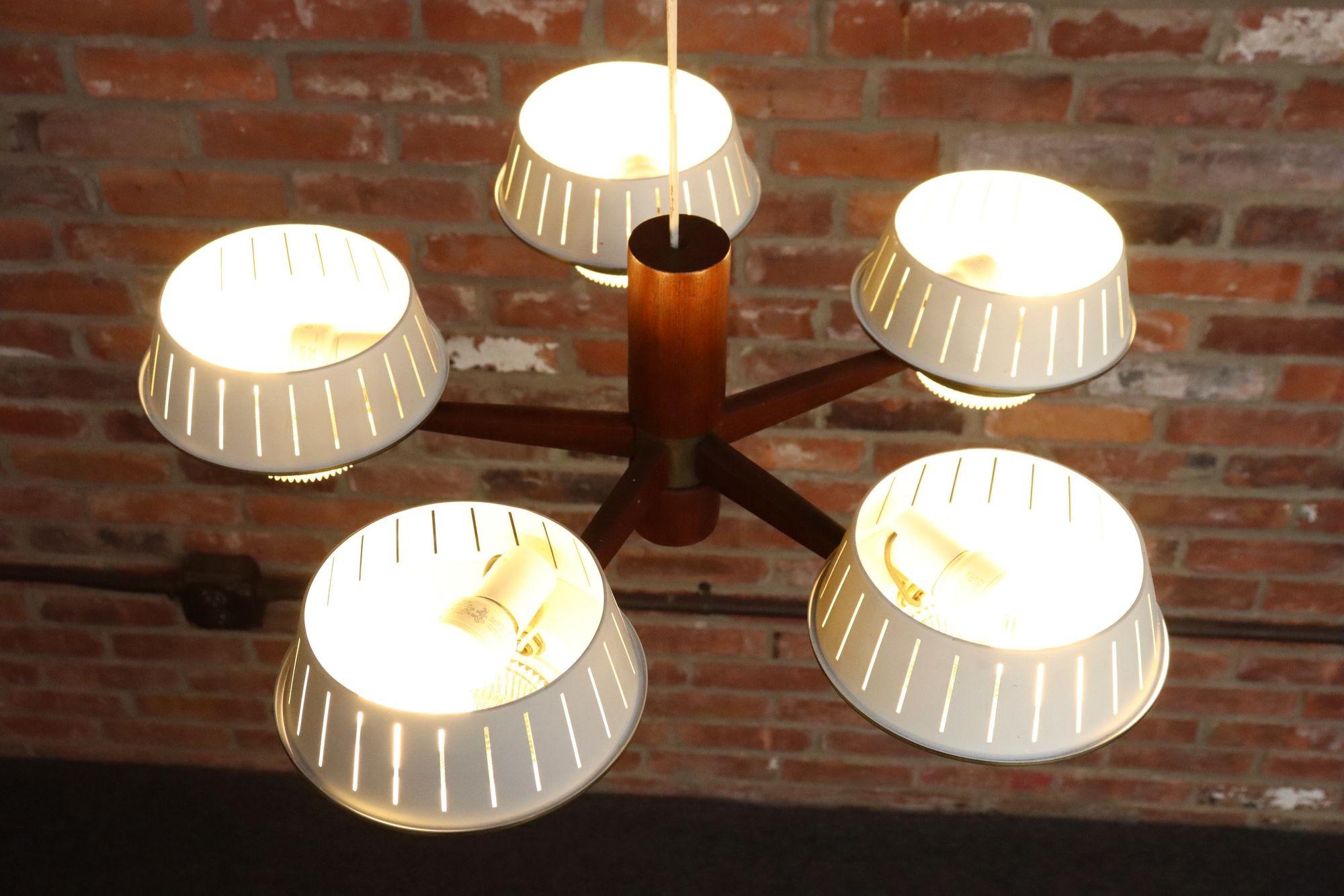 Lámpara colgante de nogal y latón de mediados del siglo XX by Imperialites en Bueno estado para la venta en Brooklyn, NY