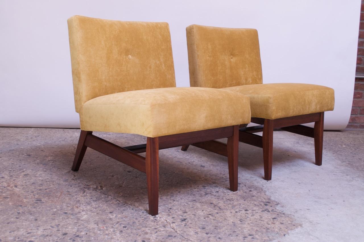 American armless slipper chairs composed of upholstered seats with a single, center button supported by walnut bases, circa 1950s. Reminiscent of a design by Jens Risom, but undocumented / unsigned. Newly reupholstered in velvet and foam has been