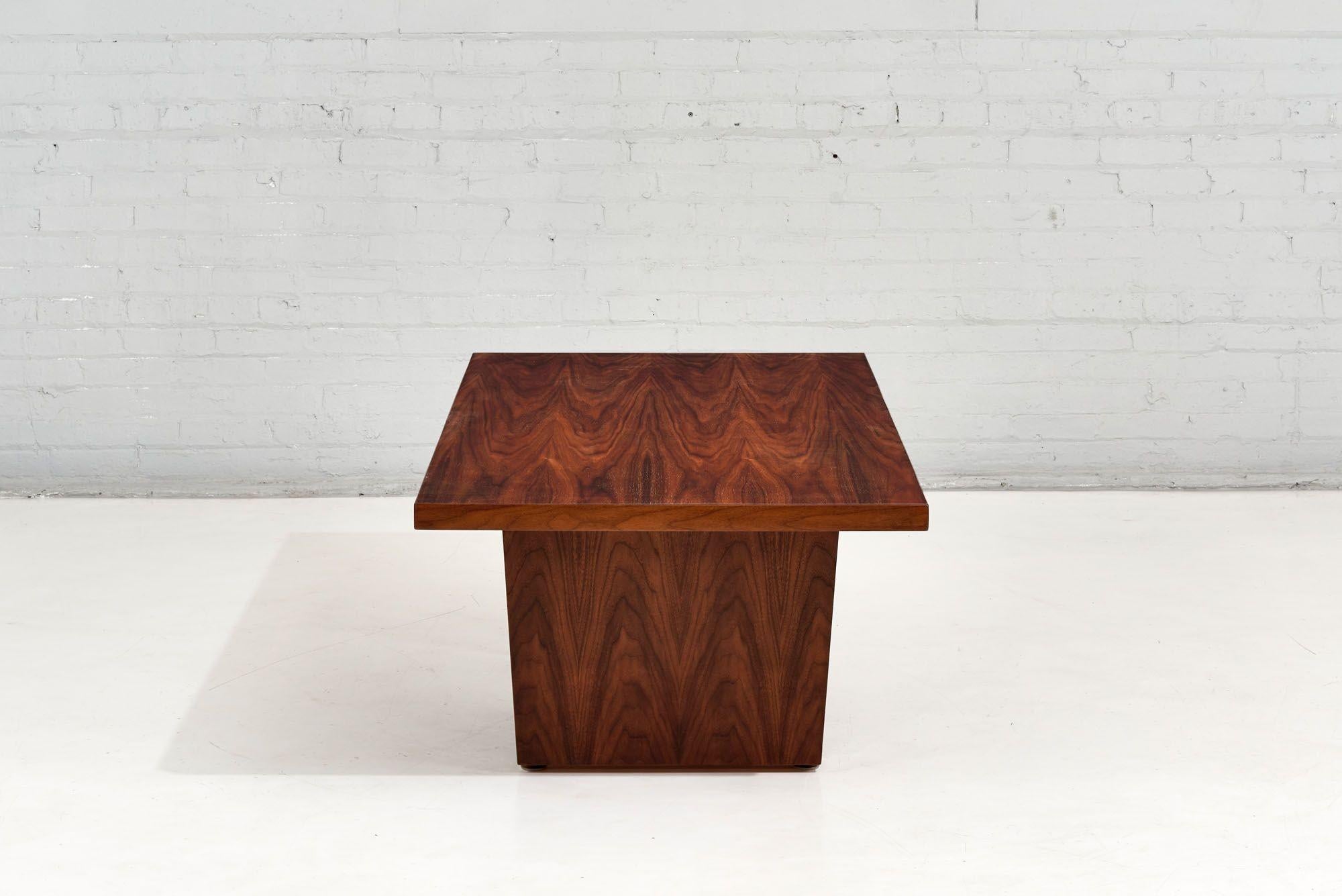 Mid-Century American Modern Walnut Coffee Table, 1960 In Excellent Condition For Sale In Chicago, IL