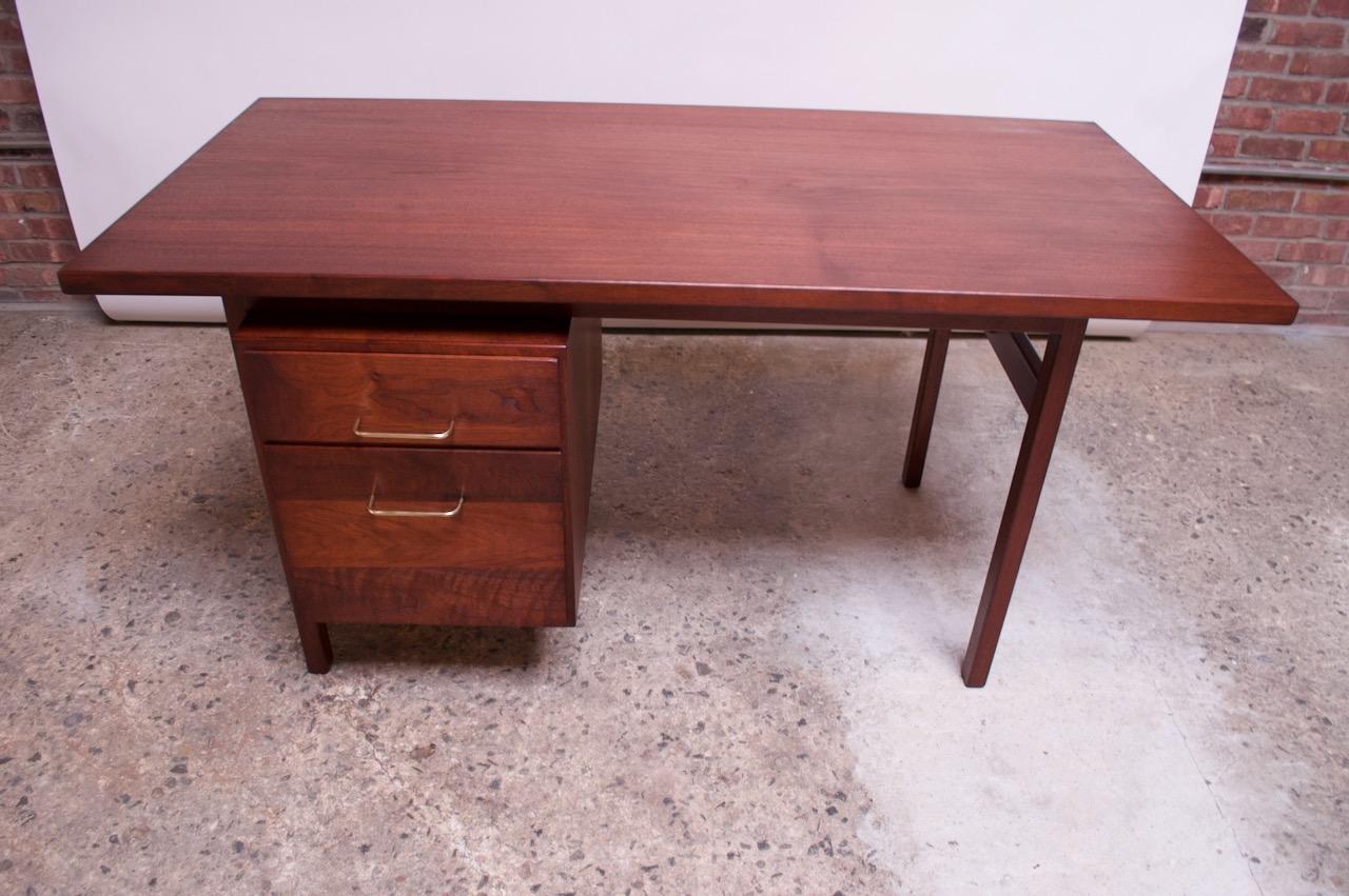 Midcentury American Modern Walnut Desk / Writing Table In Good Condition In Brooklyn, NY