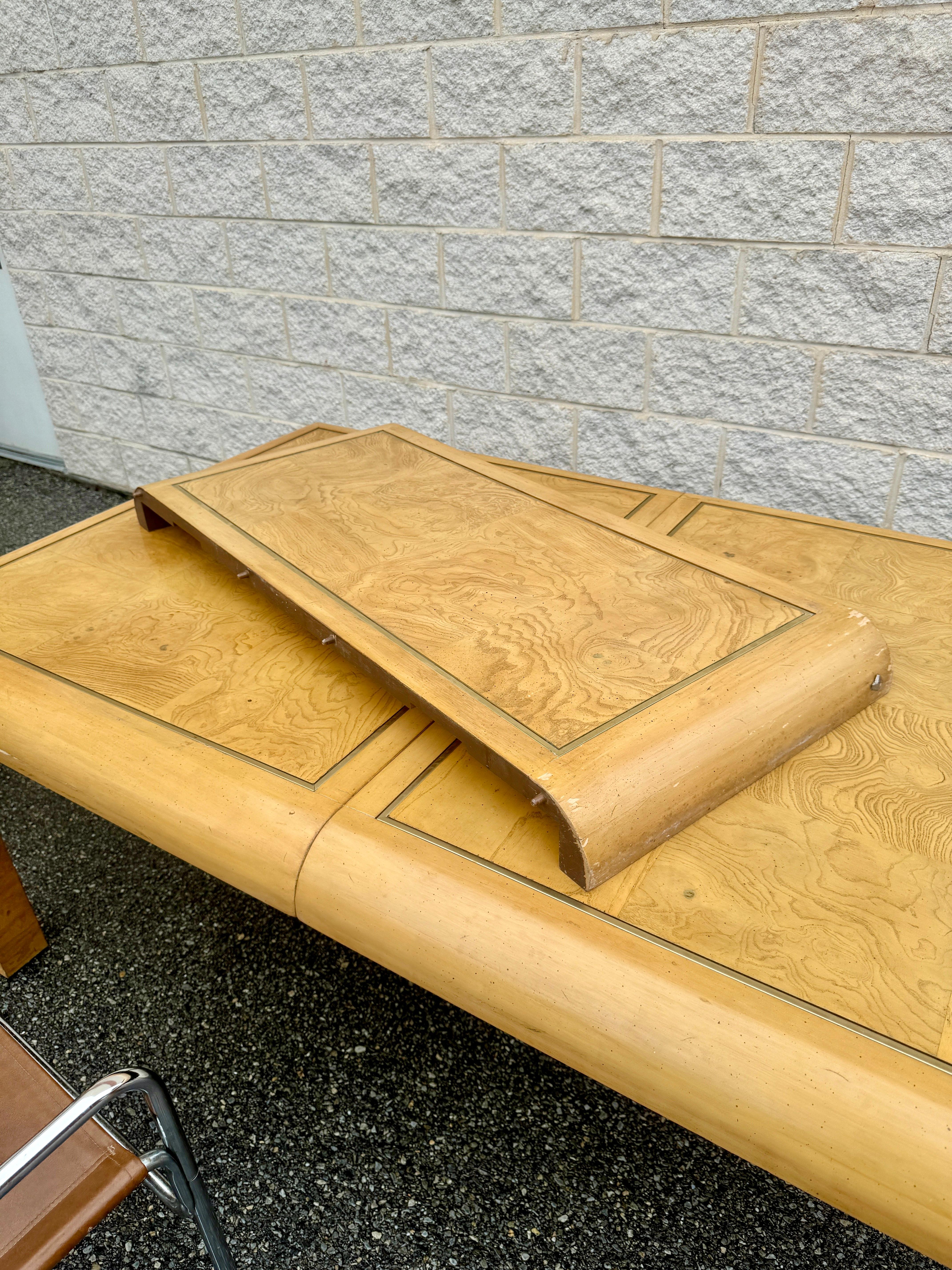 Mid- Century American of Martinsville Table de salle à manger Parsons en bois de ronce, avec abattant en vente 6