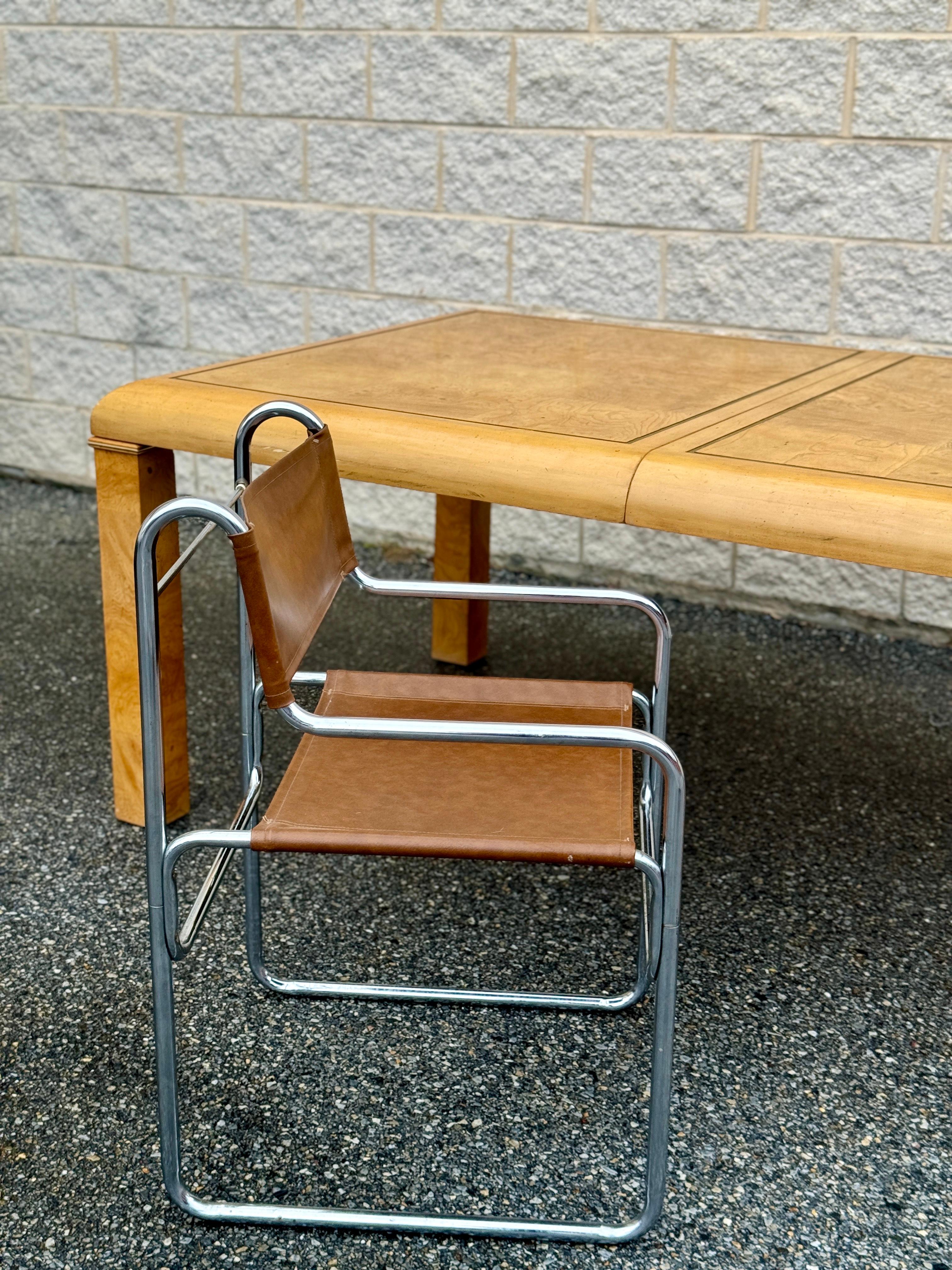 Bois Mid- Century American of Martinsville Table de salle à manger Parsons en bois de ronce, avec abattant en vente
