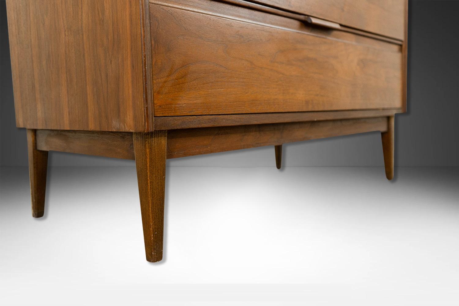 Comò in legno di noce di metà secolo American of Martinsville High Boy in vendita 5