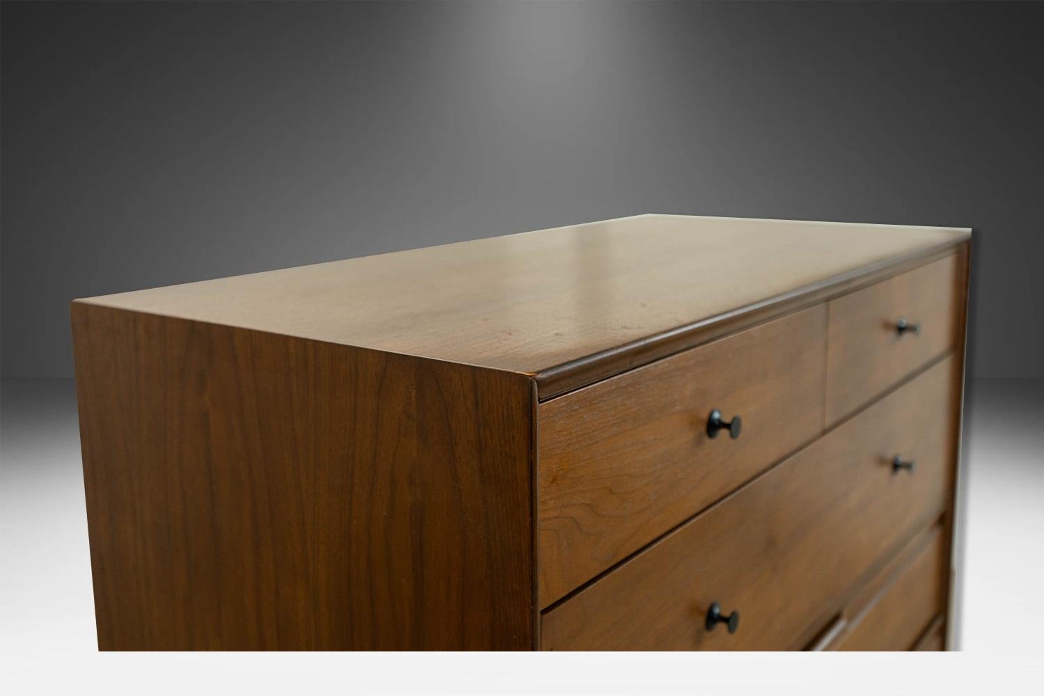 Comò in legno di noce di metà secolo American of Martinsville High Boy in vendita 6