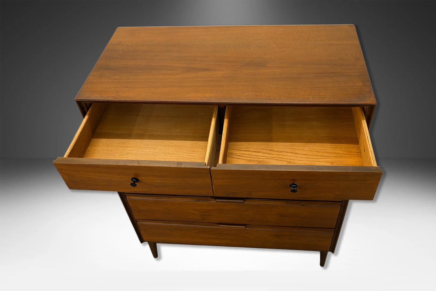 Mid-Century moderno Comò in legno di noce di metà secolo American of Martinsville High Boy in vendita