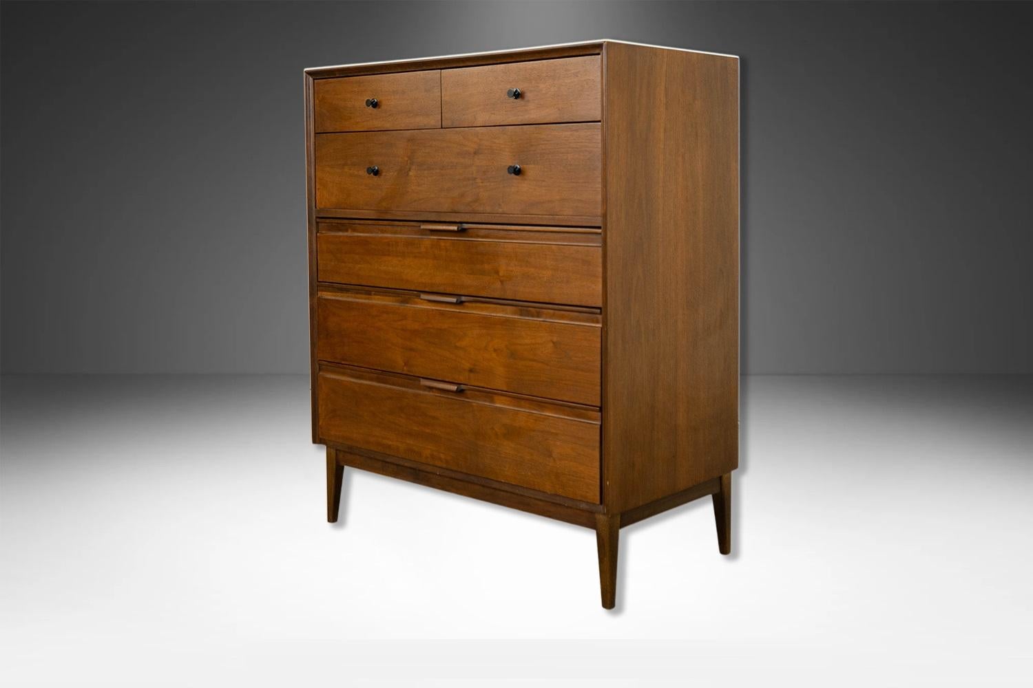 Comò in legno di noce di metà secolo American of Martinsville High Boy In condizioni discrete in vendita a Baltimore, MD