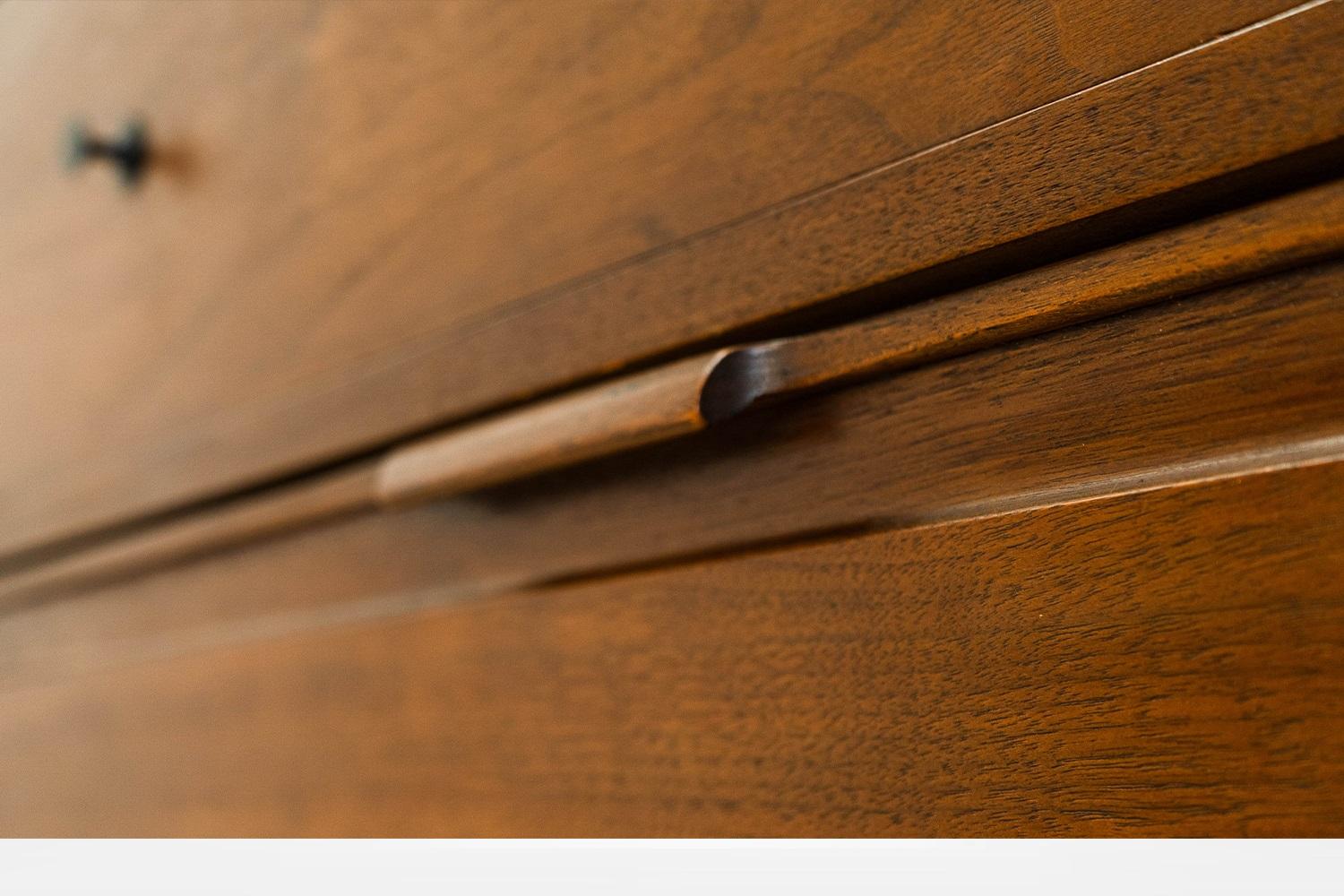 Comò in legno di noce di metà secolo American of Martinsville High Boy in vendita 1