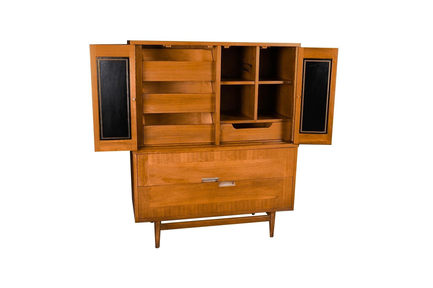 Mid-Century American of Martinsville Highboy Kommode (Moderne der Mitte des Jahrhunderts) im Angebot