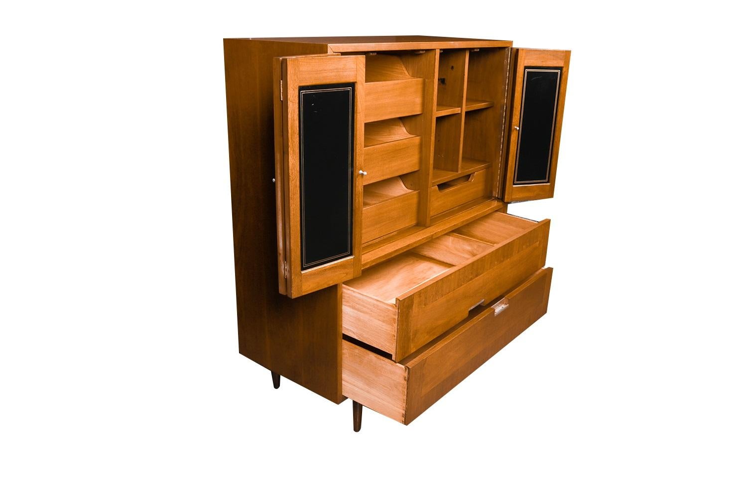 Mid-Century American of Martinsville Highboy Kommode  (Walnuss) im Angebot