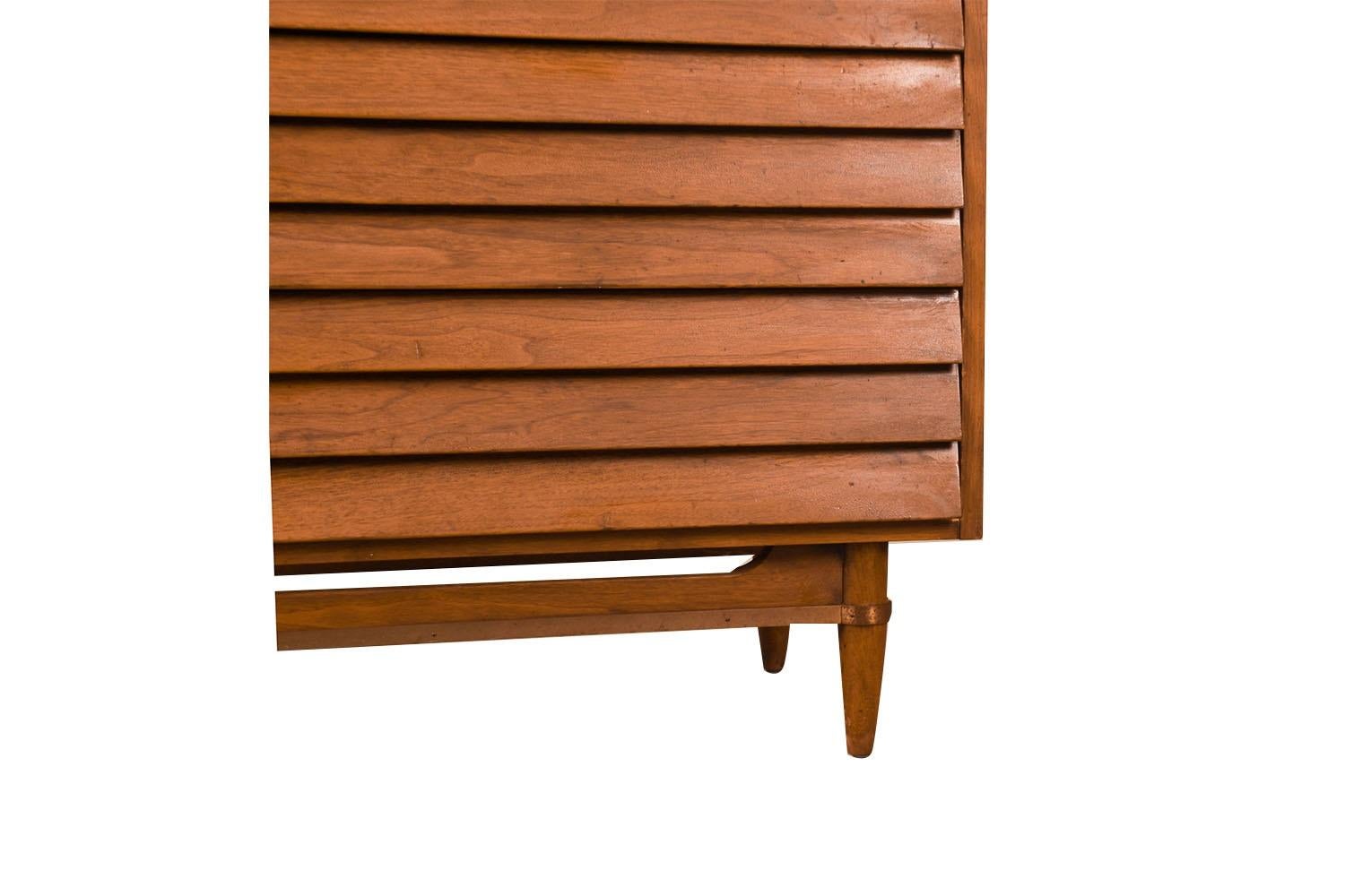 Mid-Century American of Martinsville Louvered Bachelors Chest  For Sale 4