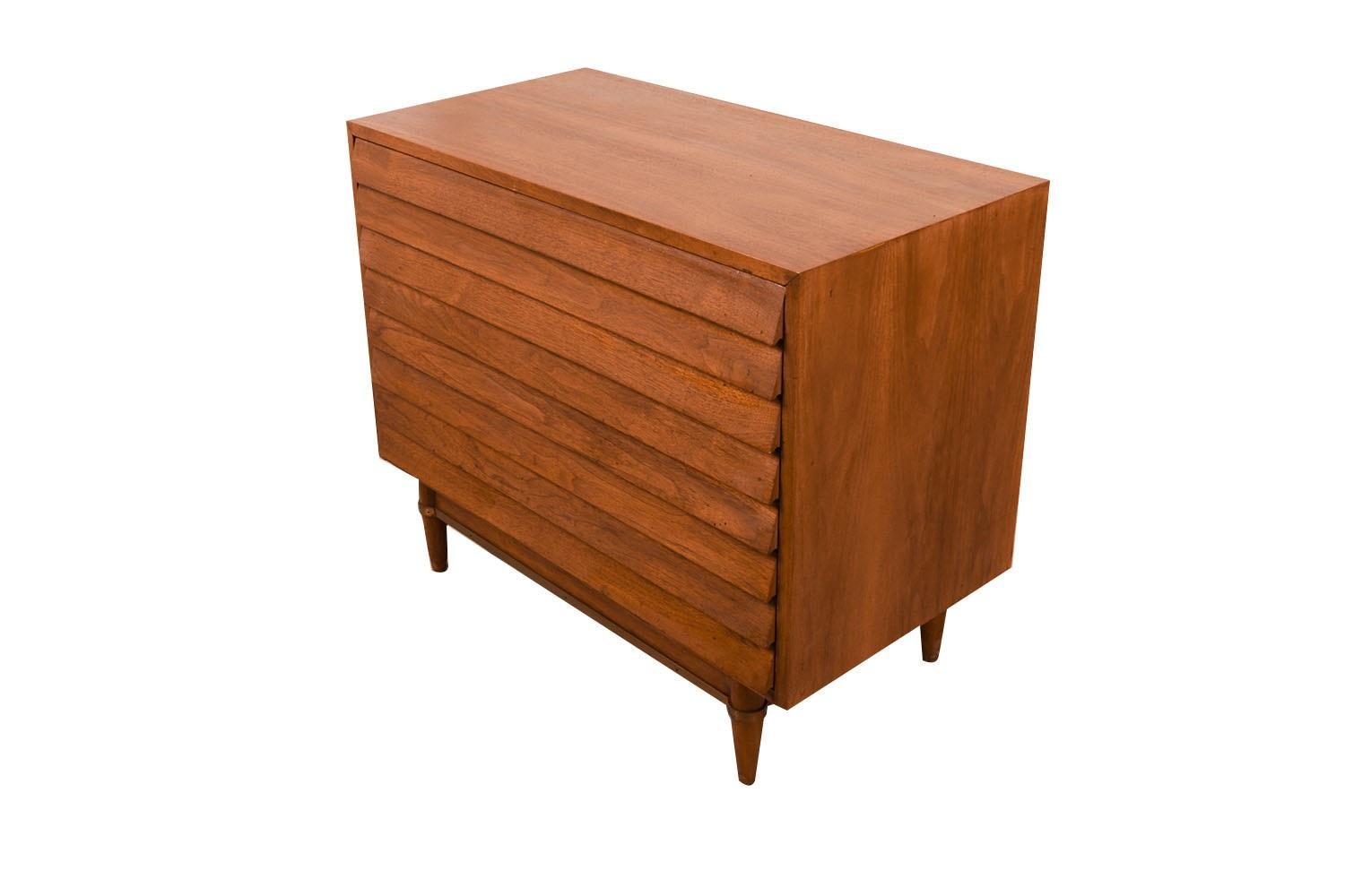 Mid-Century American of Martinsville Louvered Bachelors Chest  For Sale 1