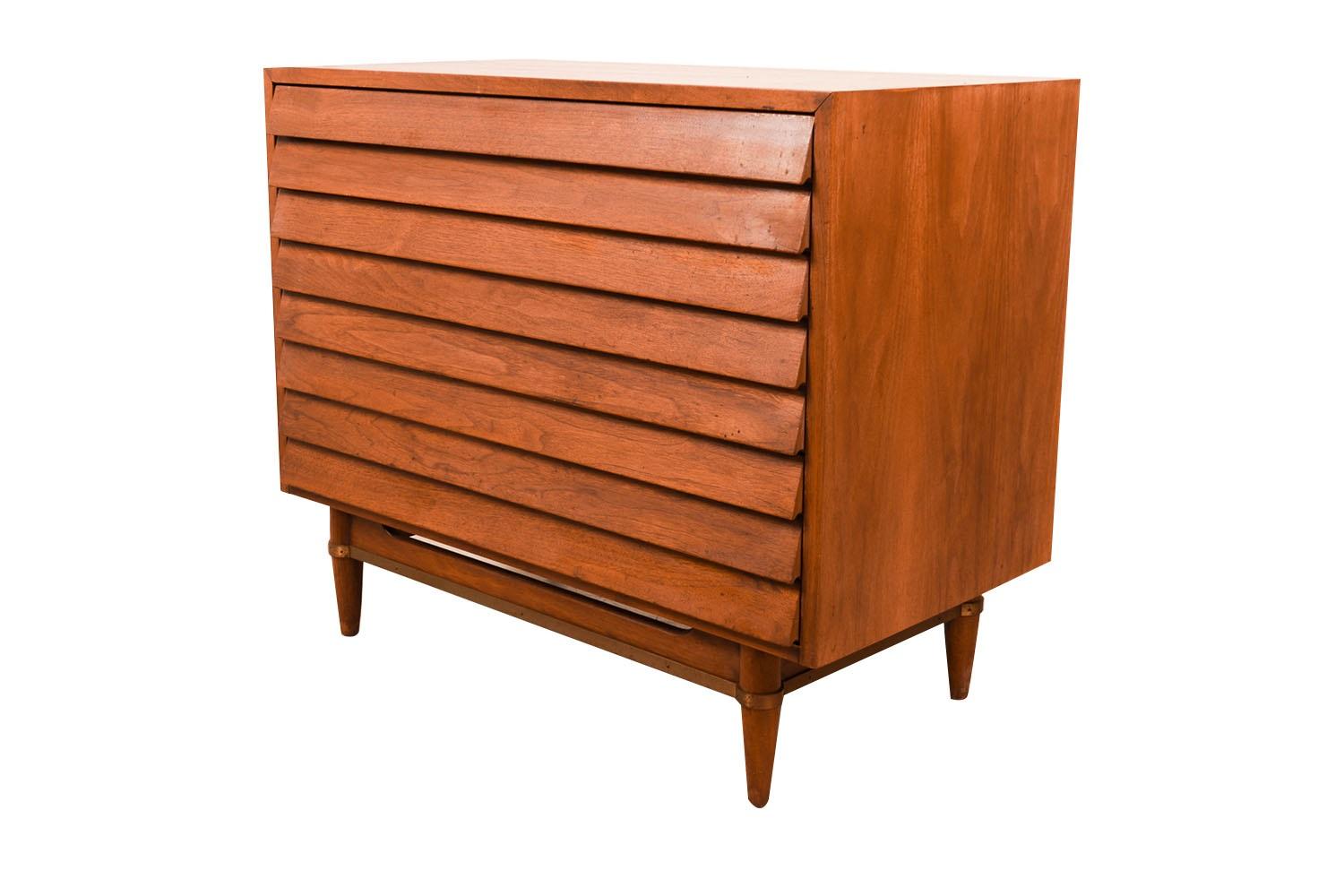 Mid-Century American of Martinsville Louvered Bachelors Chest  For Sale 3