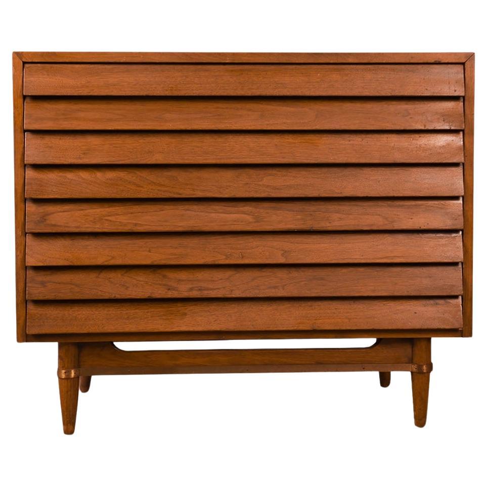 Mid-Century American of Martinsville Louvered Bachelors Chest  For Sale