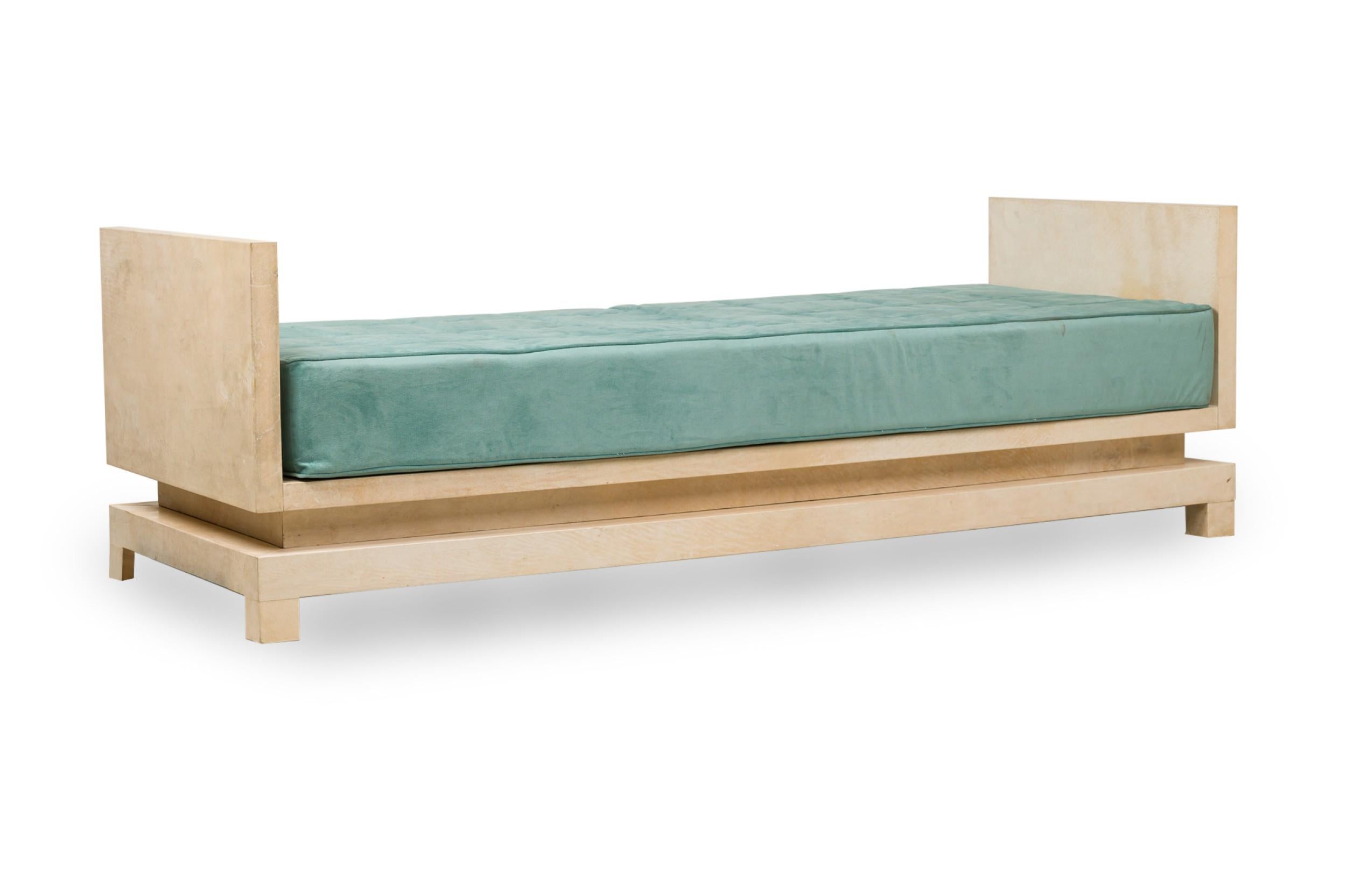 Mid-Century American Parchment and Teal Upholstered Daybed Manner of Samuel Marx In Good Condition For Sale In New York, NY