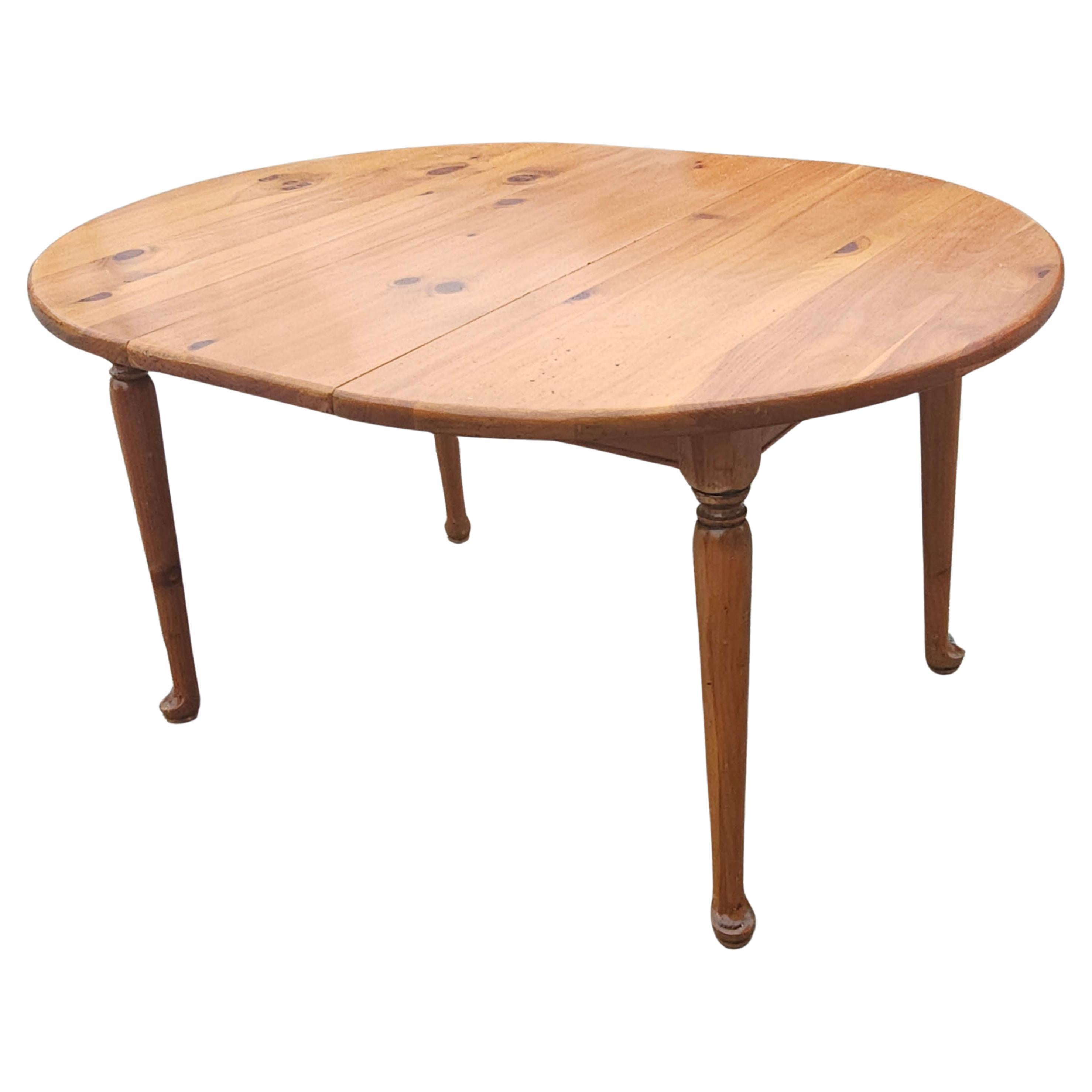 Mid Century American Pine Extension Breakfast Table In Good Condition For Sale In Germantown, MD
