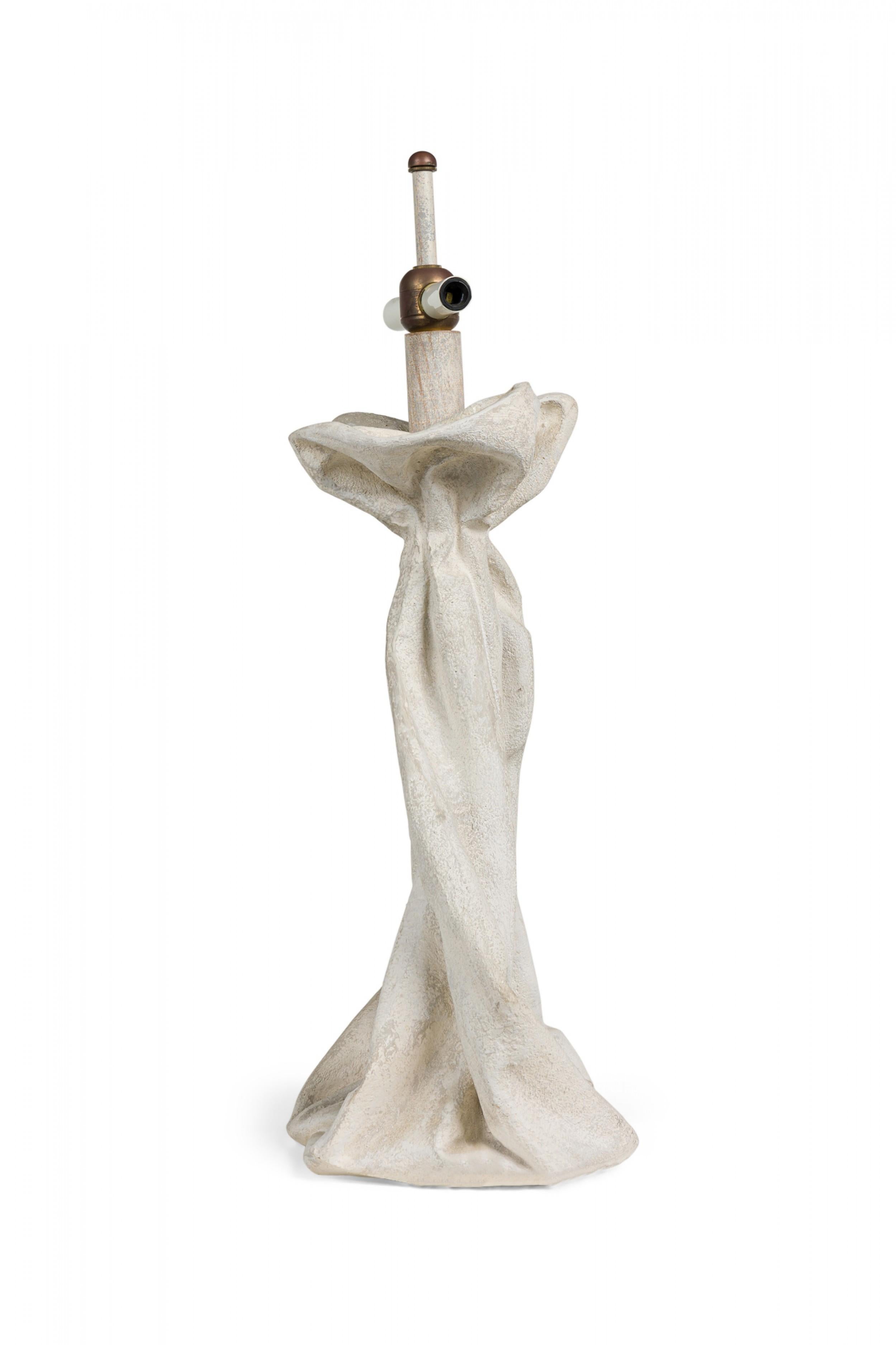 20ième siècle Lampe de table à draperie en plâtre américaine du milieu du siècle en vente
