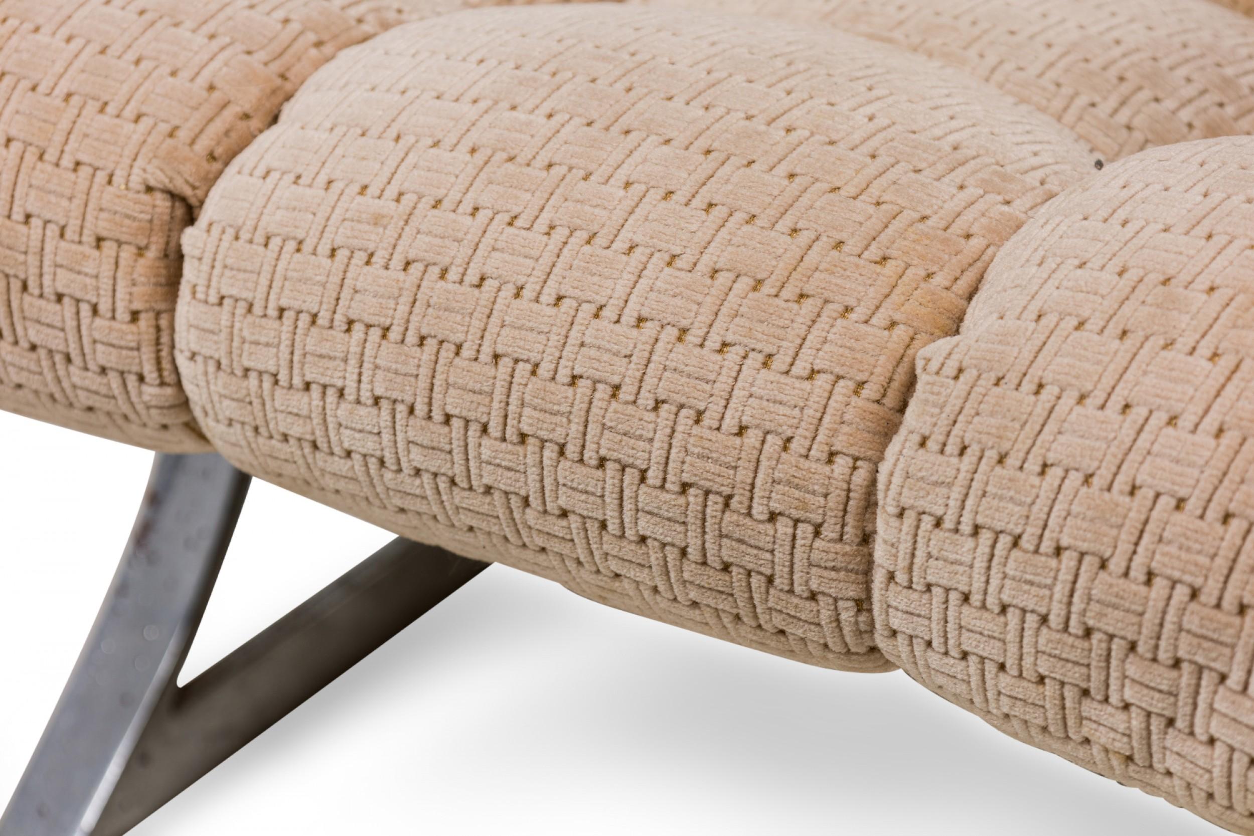 Poltrona americana di metà secolo in metallo argentato lucido e imbottita beige in vendita 3