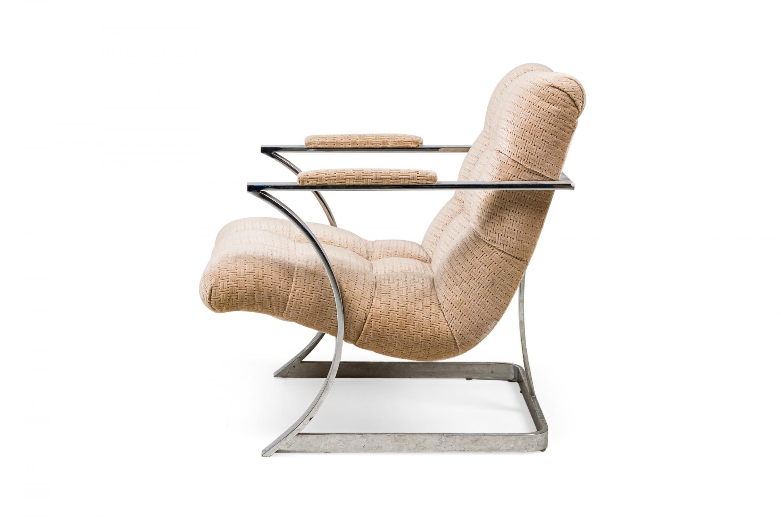 Mid-Century moderno Poltrona americana di metà secolo in metallo argentato lucido e imbottita beige in vendita