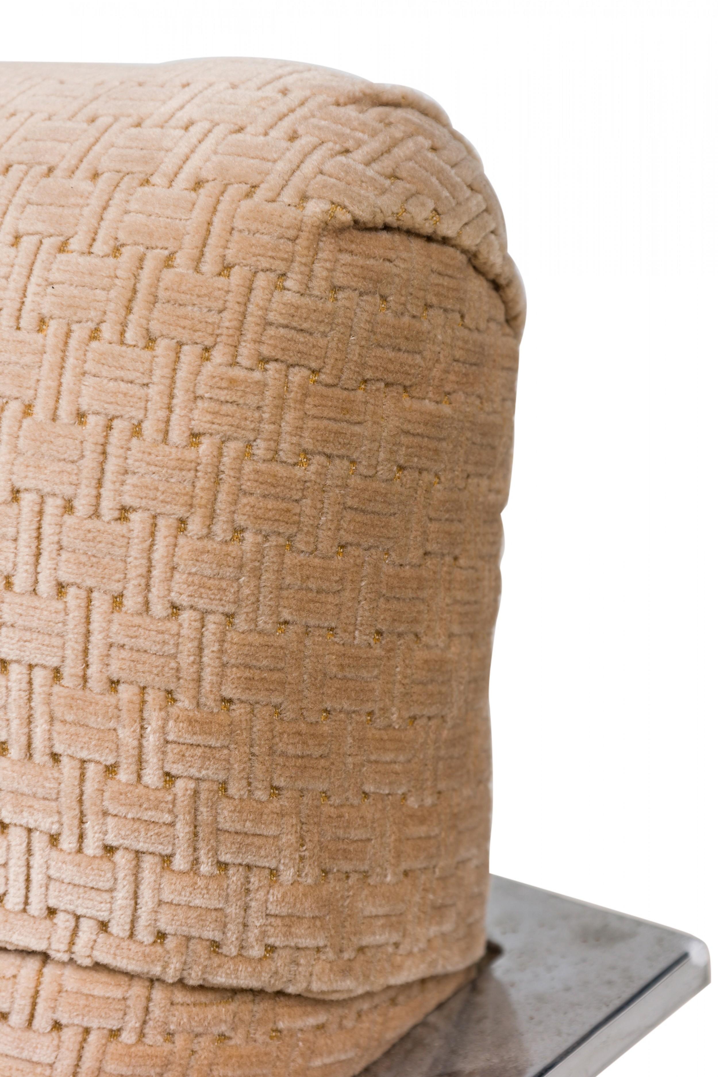 Poltrona americana di metà secolo in metallo argentato lucido e imbottita beige in vendita 2
