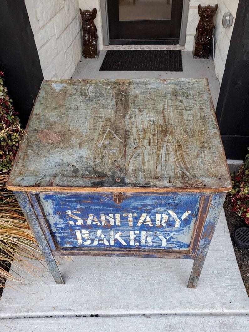 Mid-Century American Sanitary Bakery Bread Delivery Trunk In Good Condition In Forney, TX