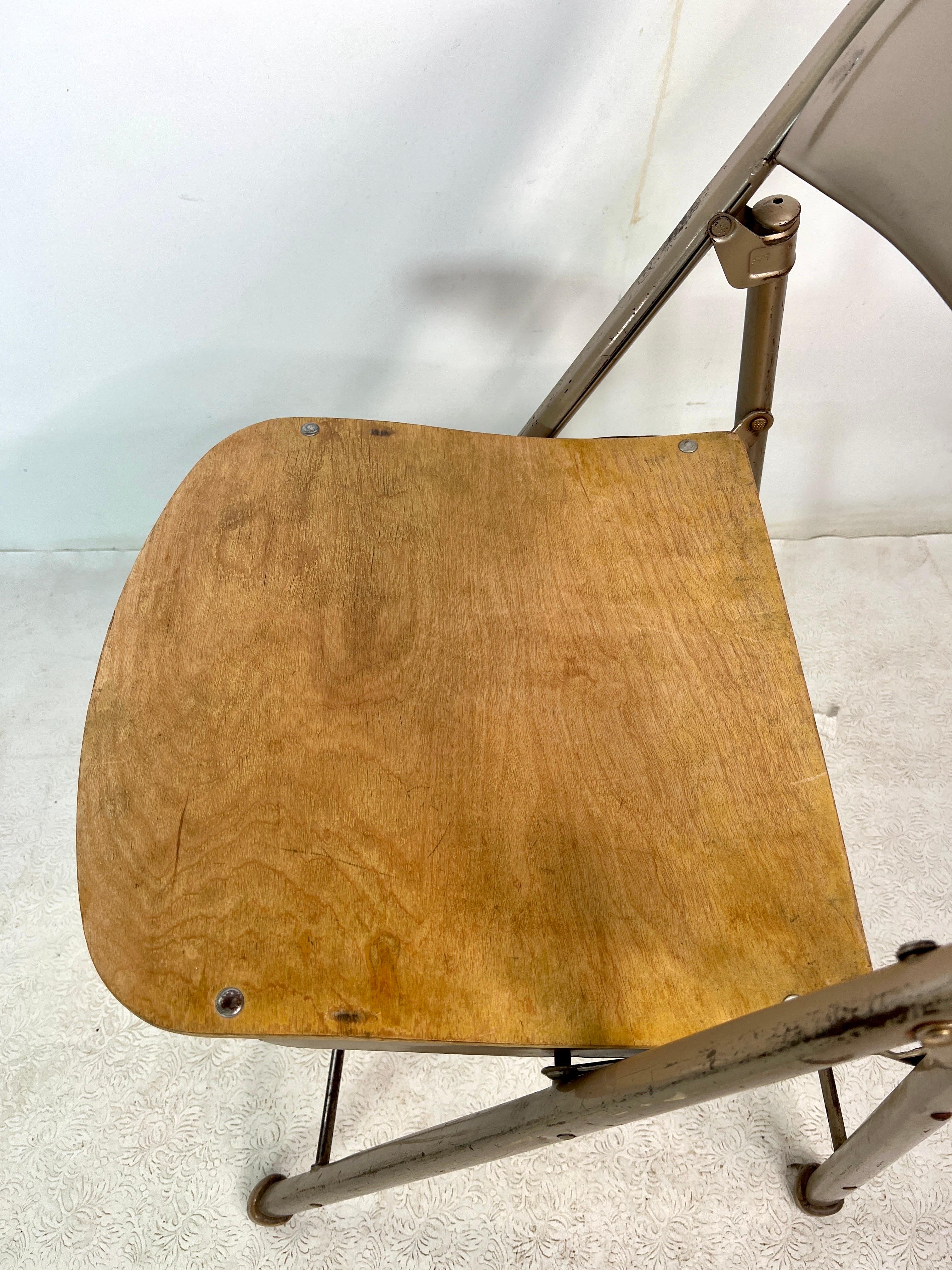 Midcentury American Seating Metal Folding Chair Curved Plywood Seat In Good Condition For Sale In Esperance, NY