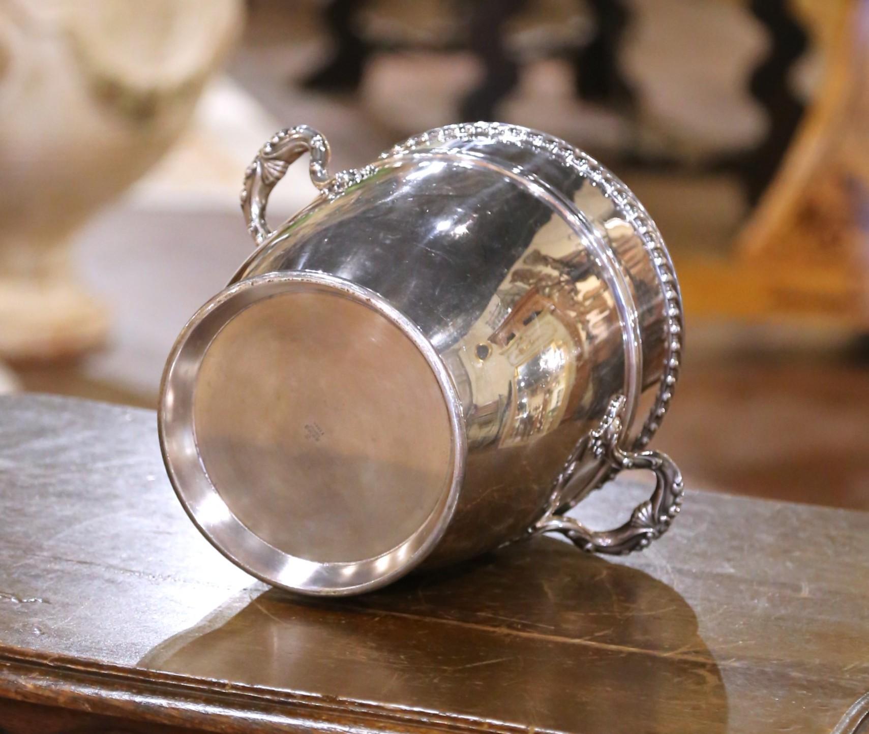 Raffredda il tuo Sancerre o Veuve Clicquot preferito con stile in questo elegante secchiello antico!
Realizzato negli Stati Uniti intorno al 1950 dalla rinomata Gorham Manufacturing Company. Modello Y1045, il recipiente è realizzato in argento su