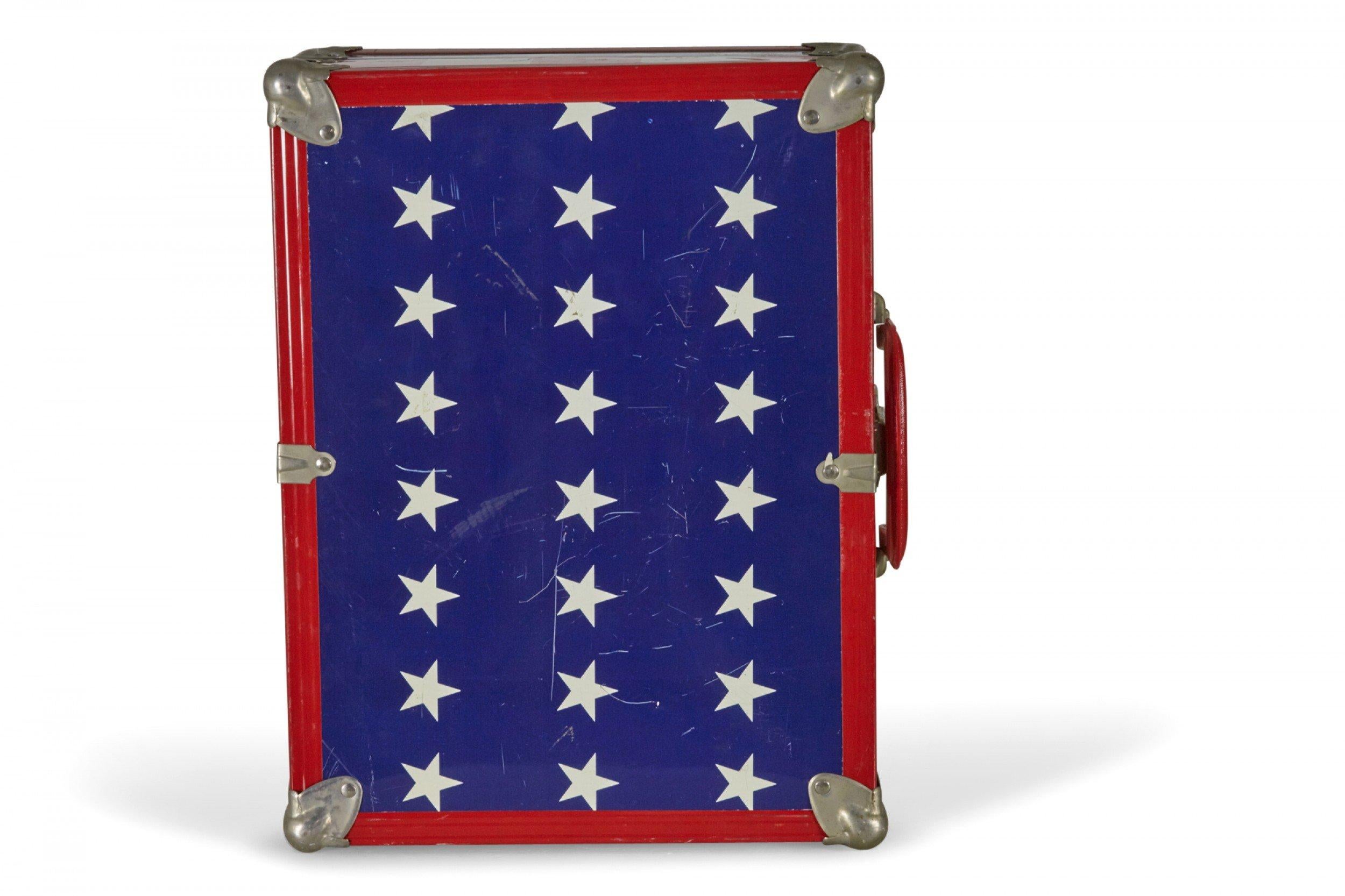 Kleiner amerikanischer Koffer mit rot-weiß-blauem Flaggenmotiv aus der Jahrhundertmitte im Angebot 4