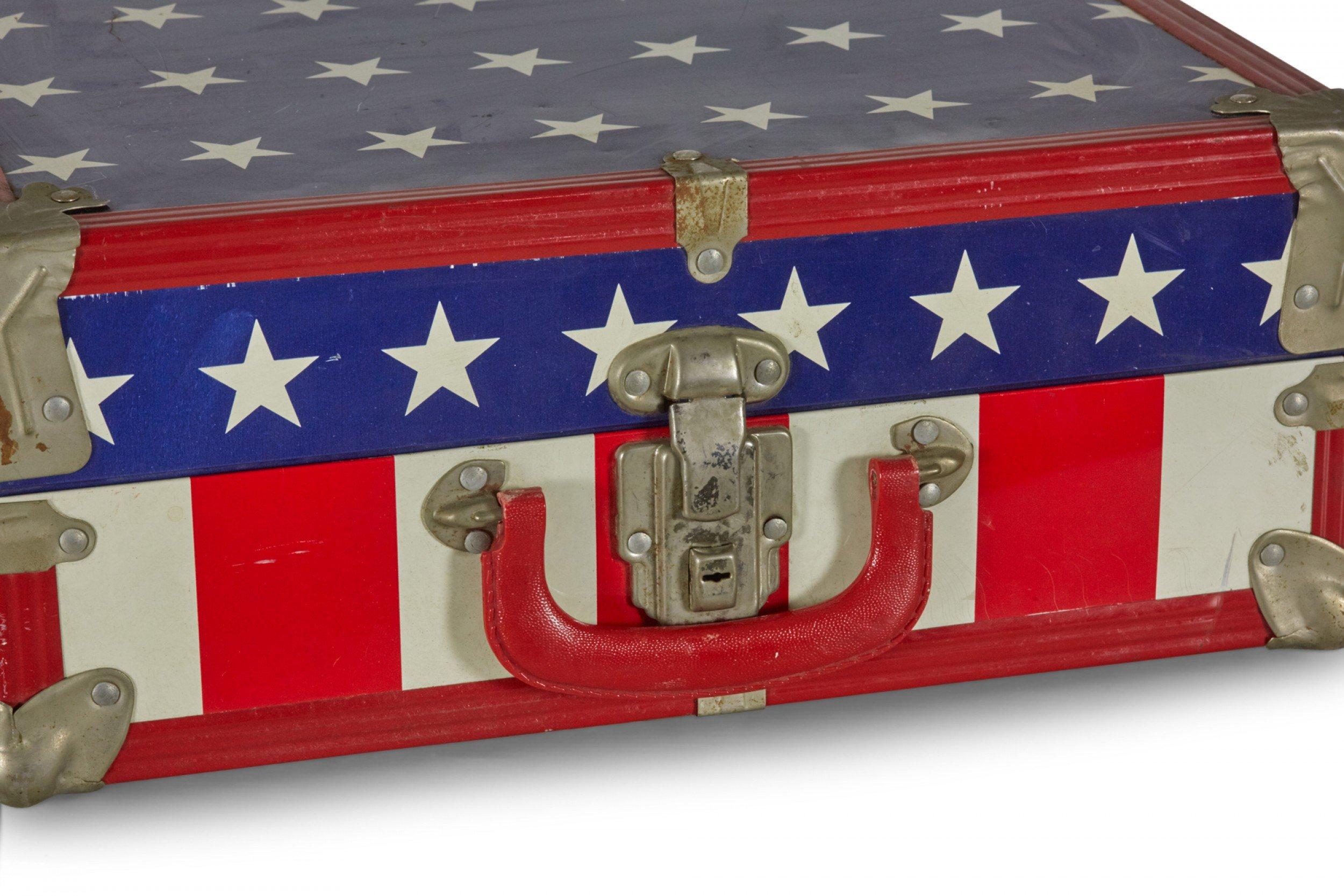 Kleiner amerikanischer Koffer mit rot-weiß-blauem Flaggenmotiv aus der Jahrhundertmitte im Angebot 6