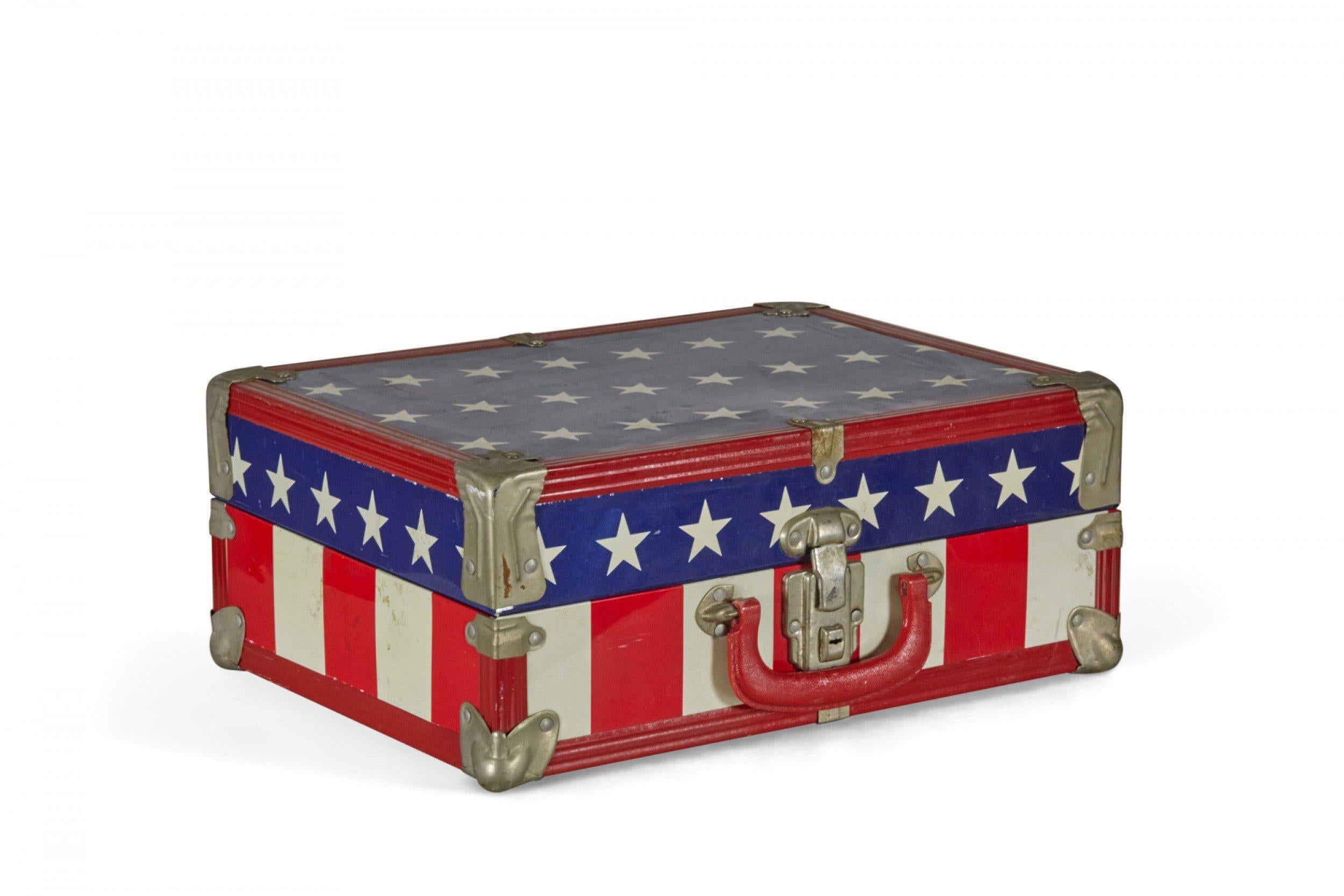 Kleiner amerikanischer Koffer mit rot-weiß-blauem Flaggenmotiv aus der Jahrhundertmitte (Moderne der Mitte des Jahrhunderts) im Angebot