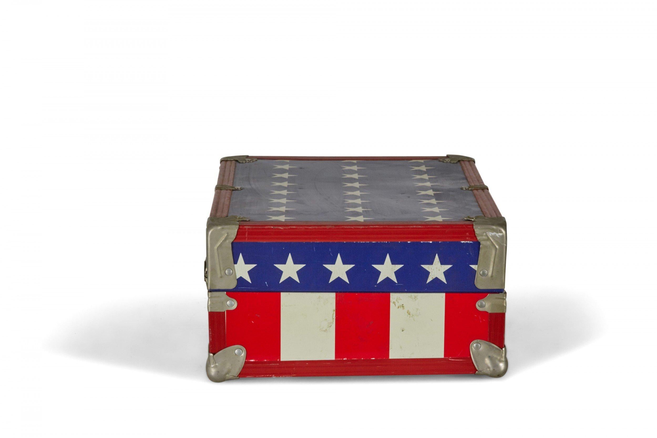 Kleiner amerikanischer Koffer mit rot-weiß-blauem Flaggenmotiv aus der Jahrhundertmitte im Zustand „Gut“ im Angebot in New York, NY